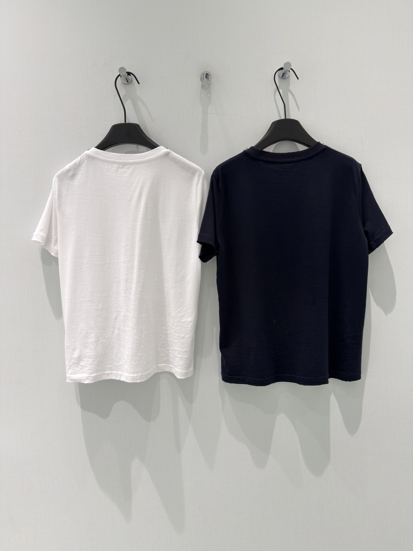 🛒𝐍𝐄𝐖 · 𝟐𝟎𝟐6/爆款现货原创 设计师｜小香风手工订钻短袖T恤高订面料 亲肤透气舒适标志性腰线 低