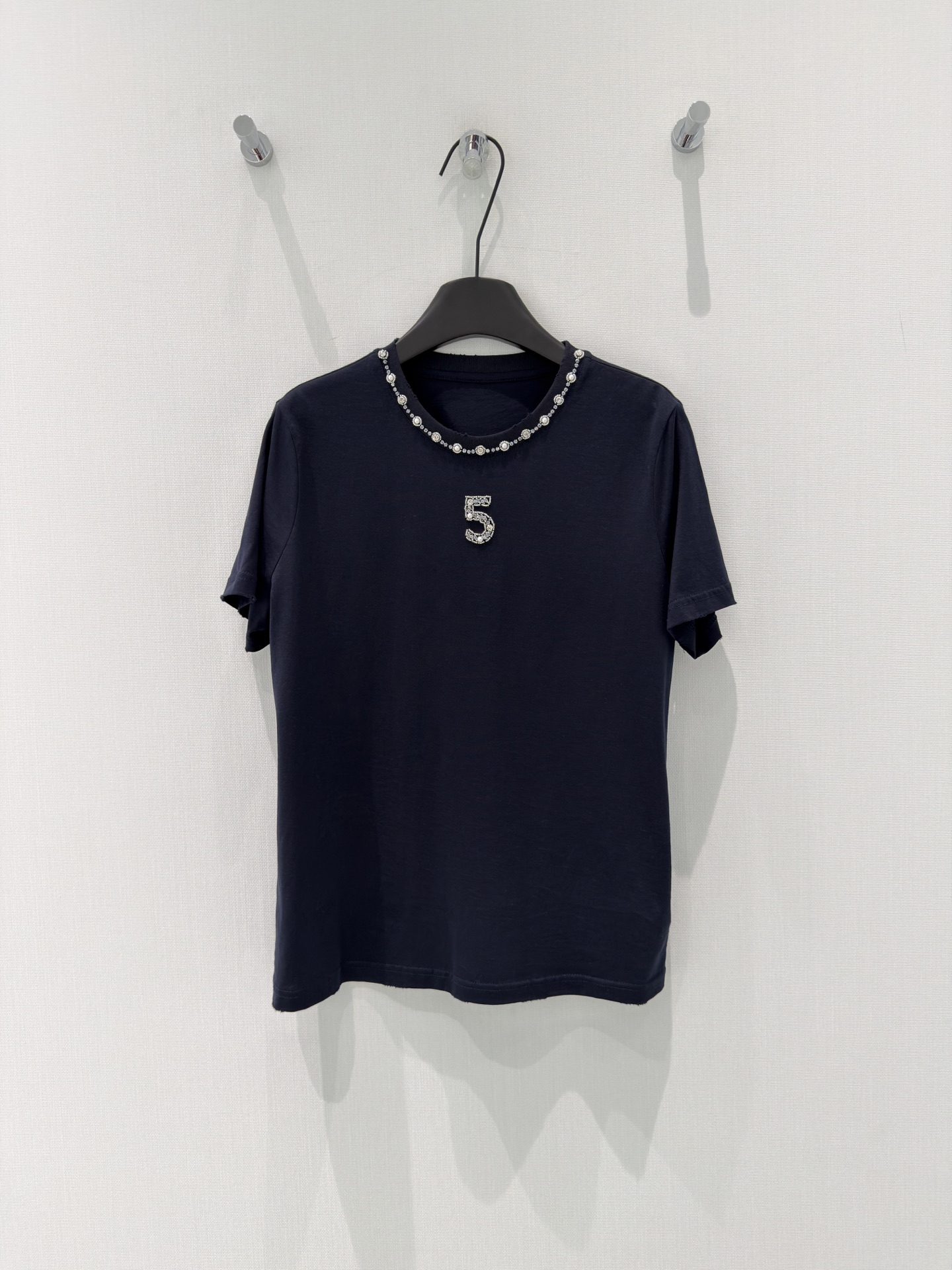 🛒𝐍𝐄𝐖 · 𝟐𝟎𝟐6/爆款现货原创 设计师｜小香风手工订钻短袖T恤高订面料 亲肤透气舒适标志性腰线 低