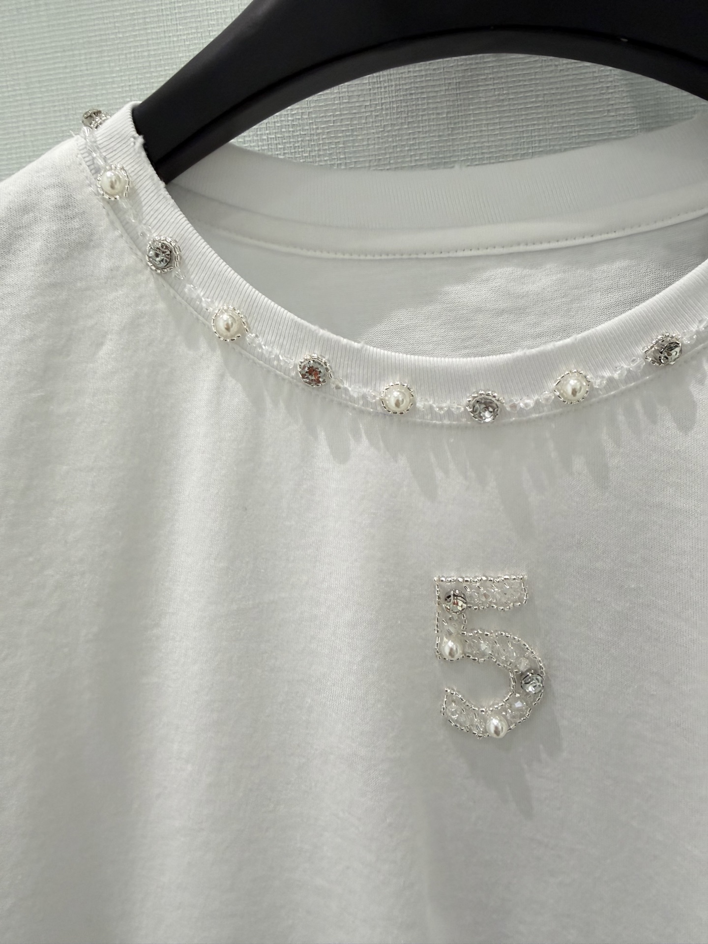 🛒𝐍𝐄𝐖 · 𝟐𝟎𝟐6/爆款现货原创 设计师｜小香风手工订钻短袖T恤高订面料 亲肤透气舒适标志性腰线 低