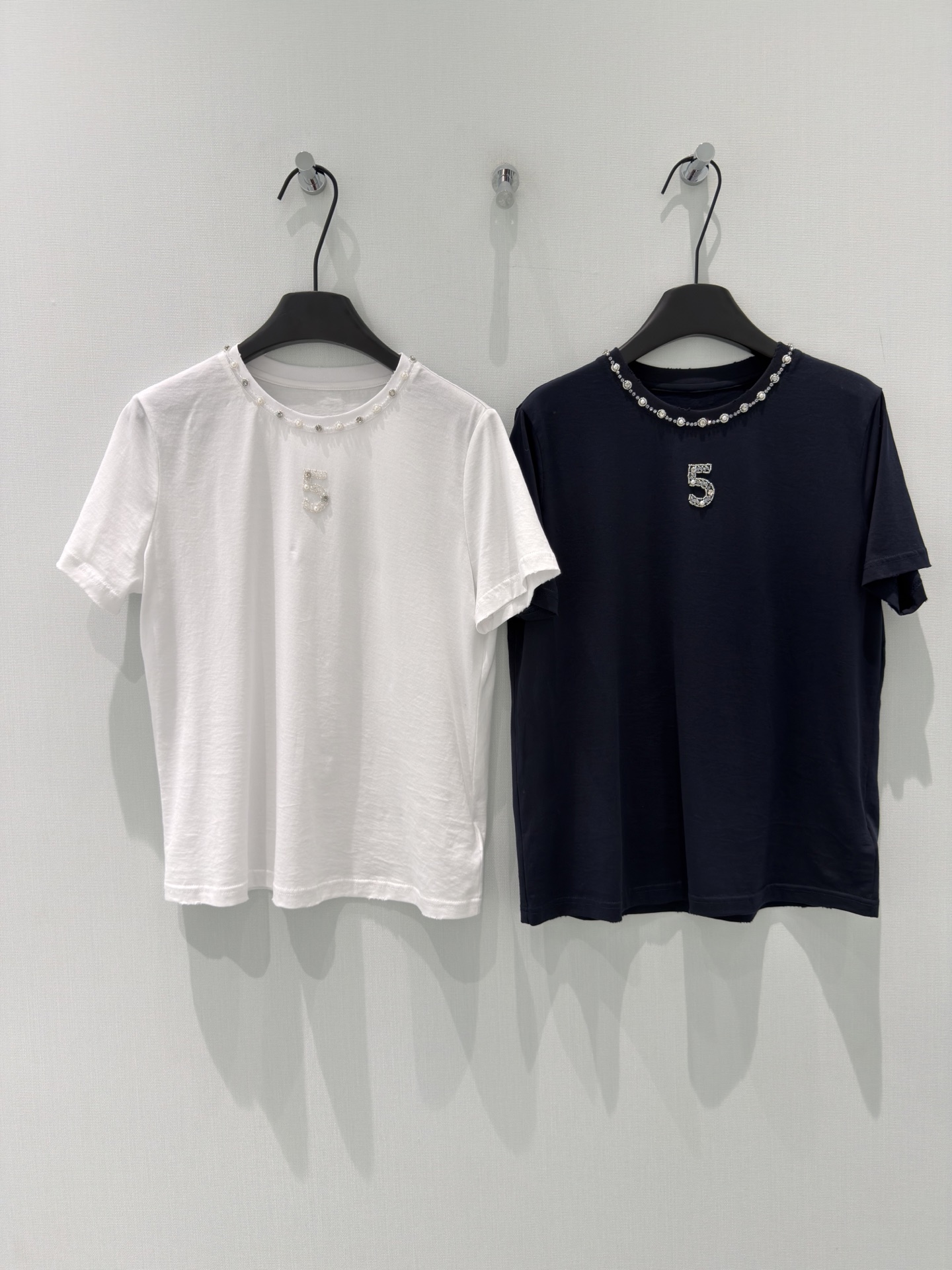 🛒𝐍𝐄𝐖 · 𝟐𝟎𝟐6/爆款现货原创 设计师｜小香风手工订钻短袖T恤高订面料 亲肤透气舒适标志性腰线 低