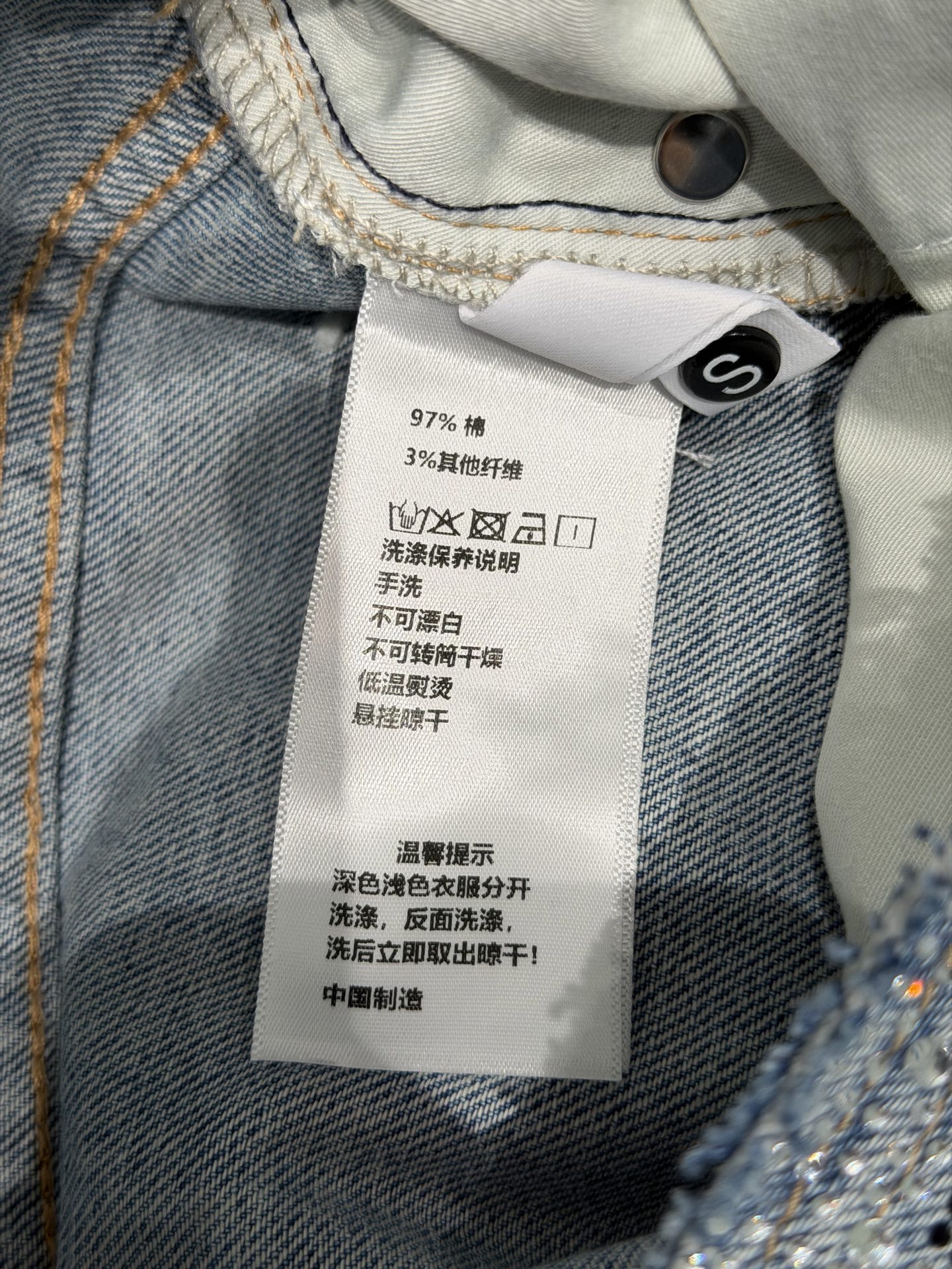 🛒𝐍𝐄𝐖 · 𝟐𝟎𝟐6/爆款现货原创 设计师｜小香风烫钻直筒牛仔裤采用高端定制面料，牛仔穿起来非常舒适，