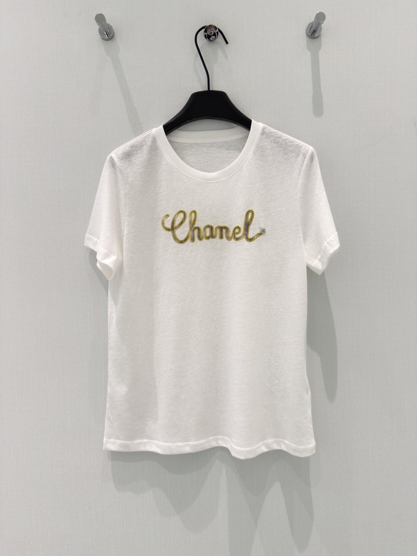 🛒𝐍𝐄𝐖 · 𝟐𝟎𝟐6/爆款现货【春夏上新】 设计师小众｜中古风2026新款刺绣短袖T恤进口断缩丝麻感棉