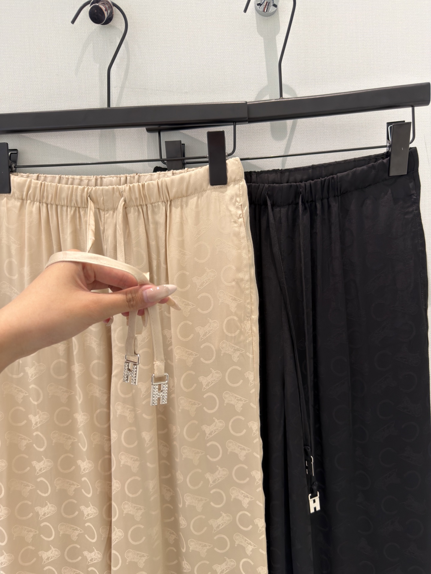 🛒𝐍𝐄𝐖 · 𝟐𝟎𝟐6/爆款现货原单高品质 设计师｜26新款提花醋酸休闲裤颜色百搭高级 抽绳松紧腰包容性