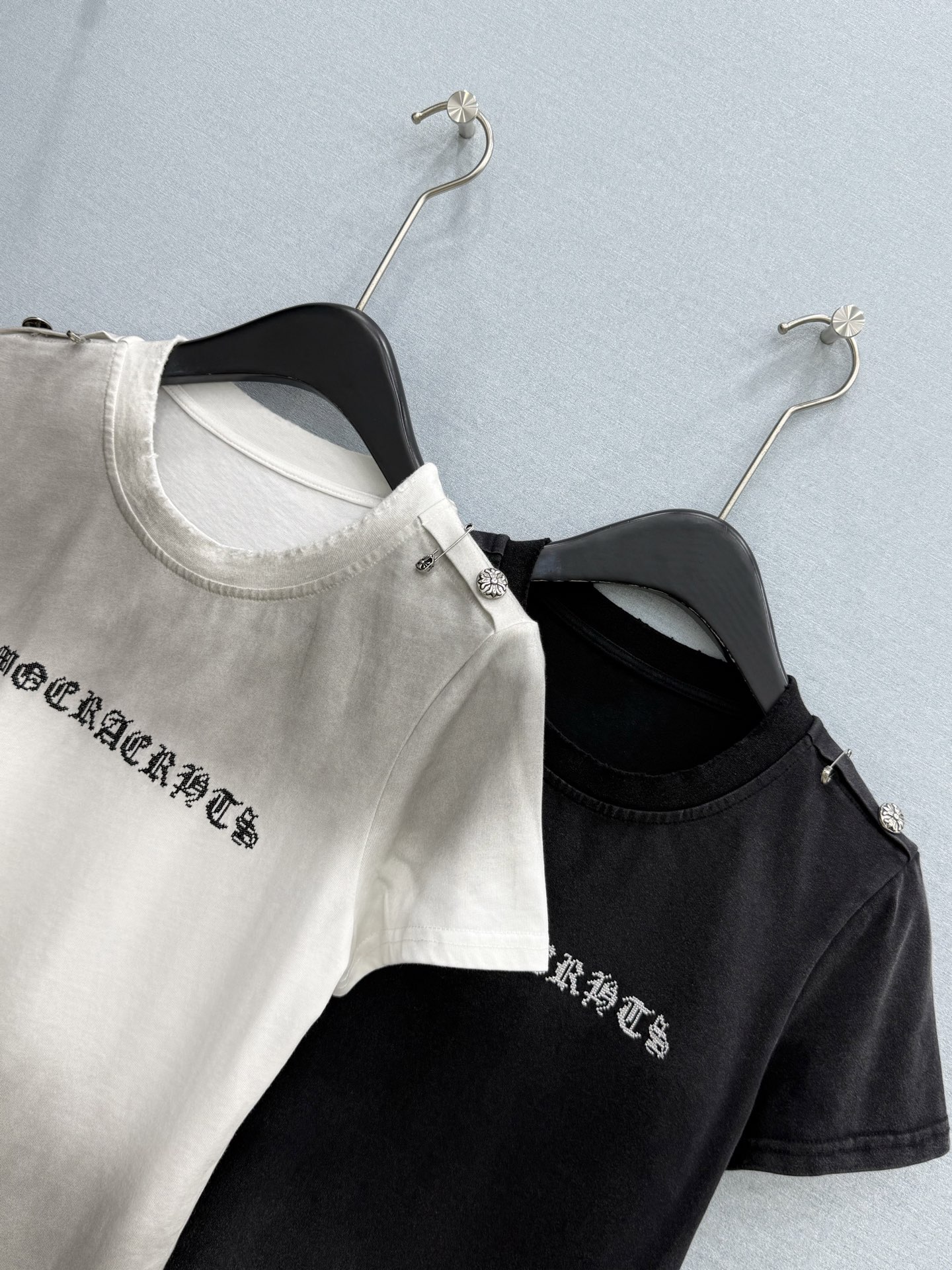 🛒𝐍𝐄𝐖 · 𝟐𝟎𝟐6/爆款现货设计师 原创｜2026新款扎染烫钻短袖T云感舒适的系列！上身的触感谁穿谁