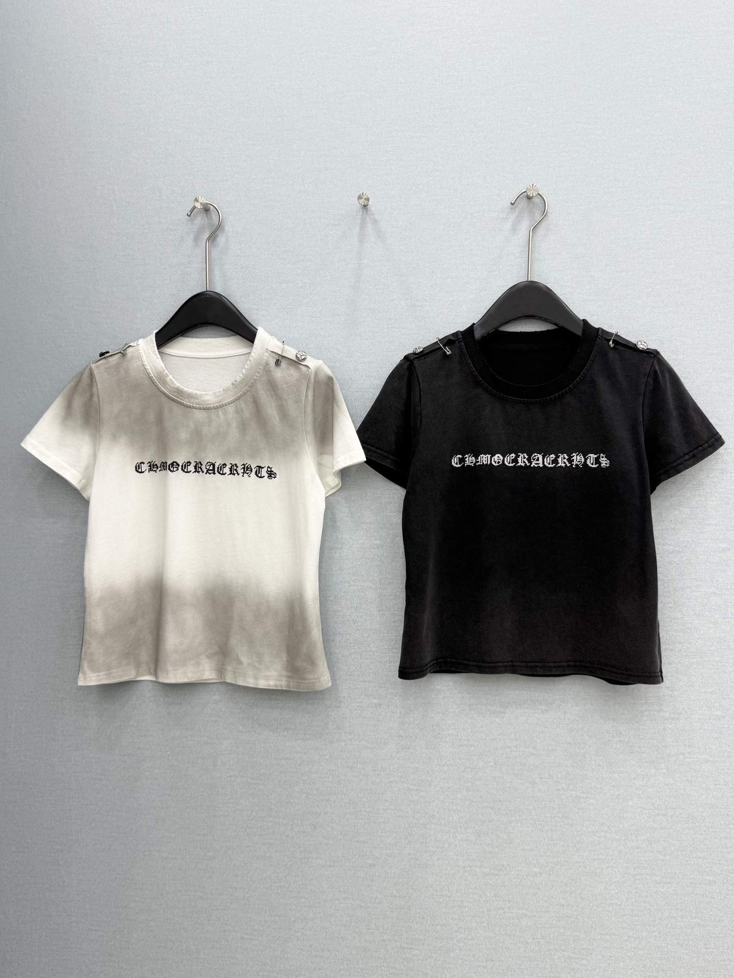 🛒𝐍𝐄𝐖 · 𝟐𝟎𝟐6/爆款现货设计师 原创｜2026新款扎染烫钻短袖T云感舒适的系列！上身的触感谁穿谁