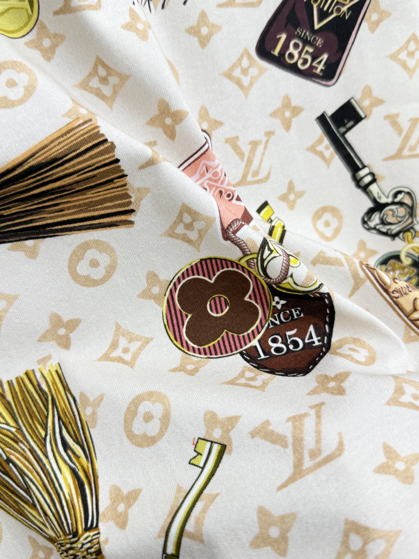 🛒𝐍𝐄𝐖 · 𝟐𝟎𝟐6/爆款现货【春夏上新】 Lou* V｜2026新款印花T恤高订面料，百搭版型 ，上