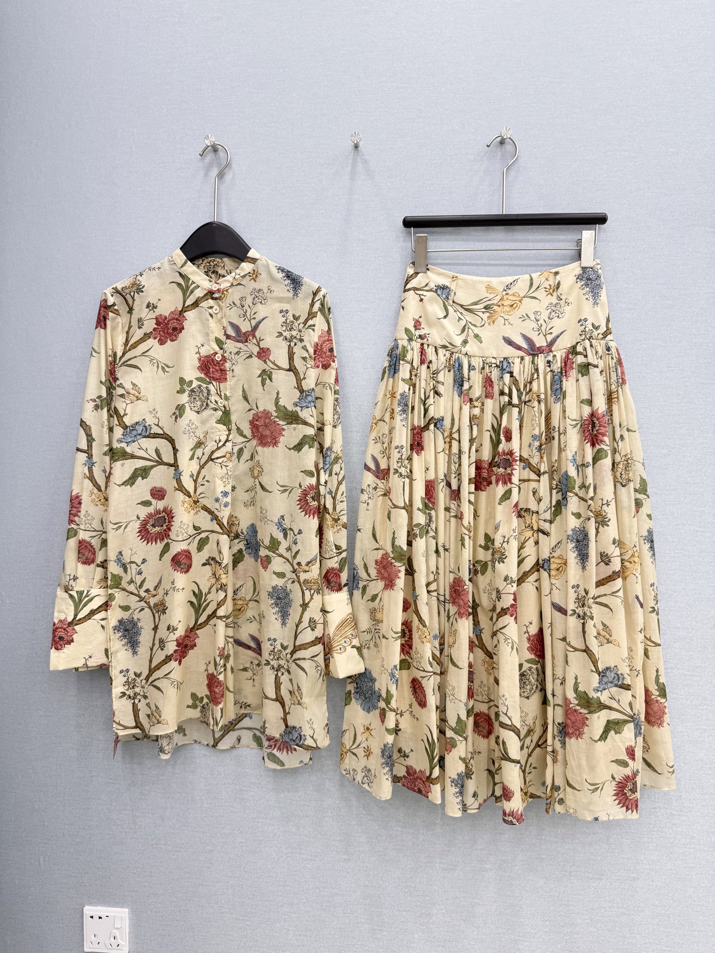 🛒𝐍𝐄𝐖 · 𝟐𝟎𝟐6/爆款现货原单品质 小众*｜2026新品翻领长款花鸟印花衬衫精致宽松版型，高级肌理