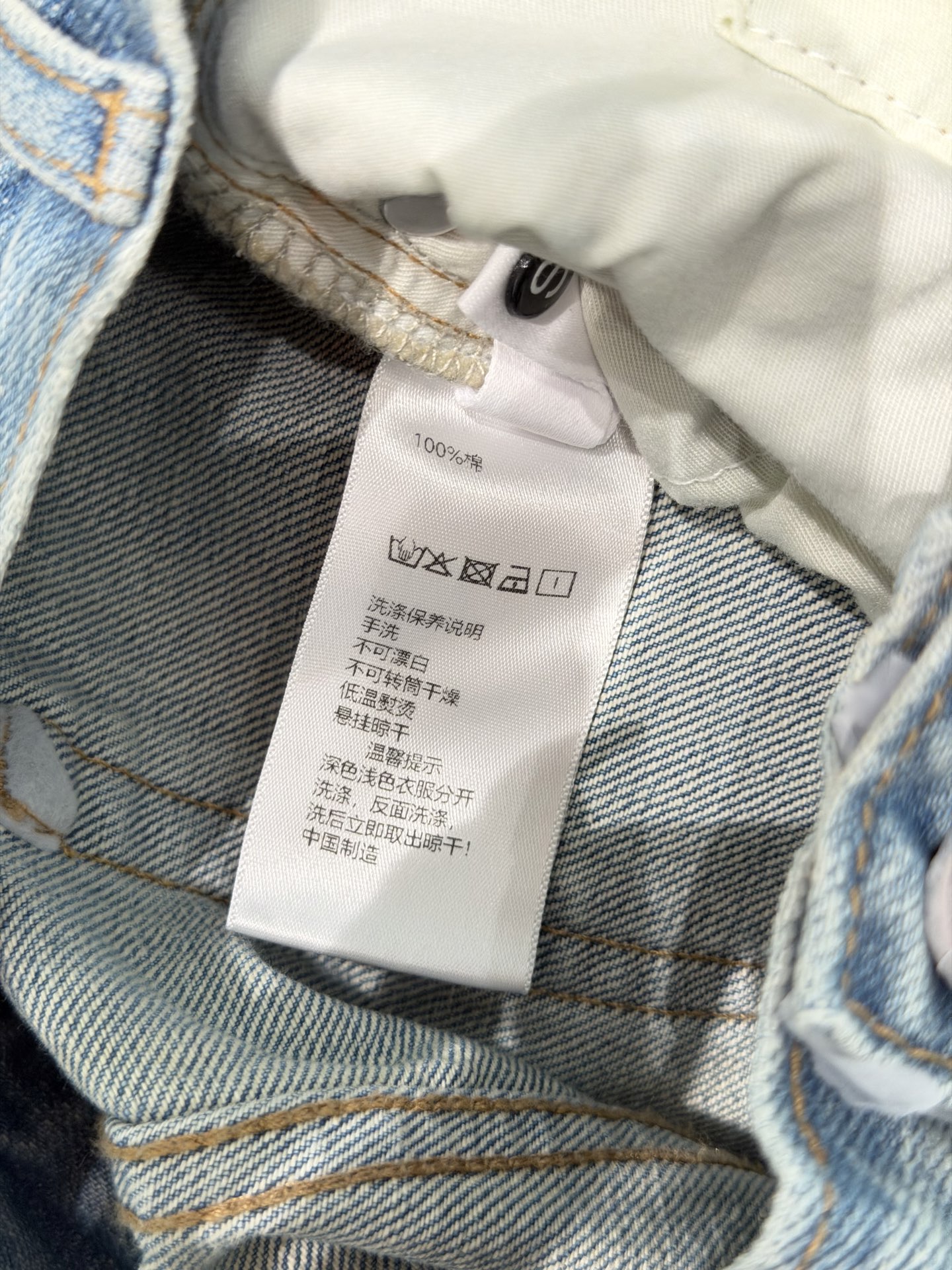 🛒𝐍𝐄𝐖 · 𝟐𝟎𝟐6/爆款现货设计师 原创｜流苏破洞小脚牛仔裤采用高端定制面料，牛仔穿起来非常舒适，常