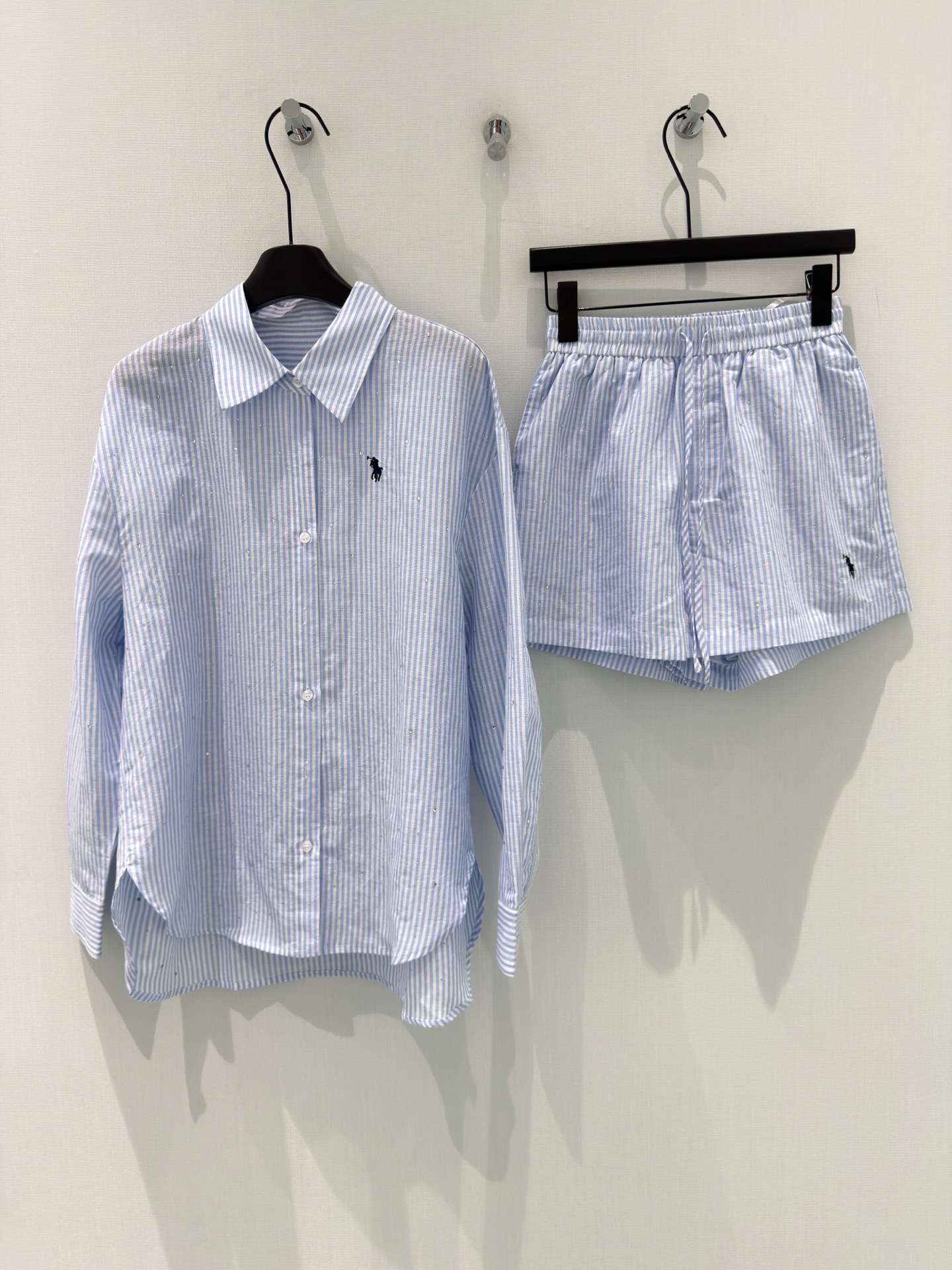 🛒𝐍𝐄𝐖 · 𝟐𝟎𝟐6/爆款现货【春夏上新】设计师｜26新品烫钻衬衫短裤套装！高端定制衬衫，搭配刺绣短裤