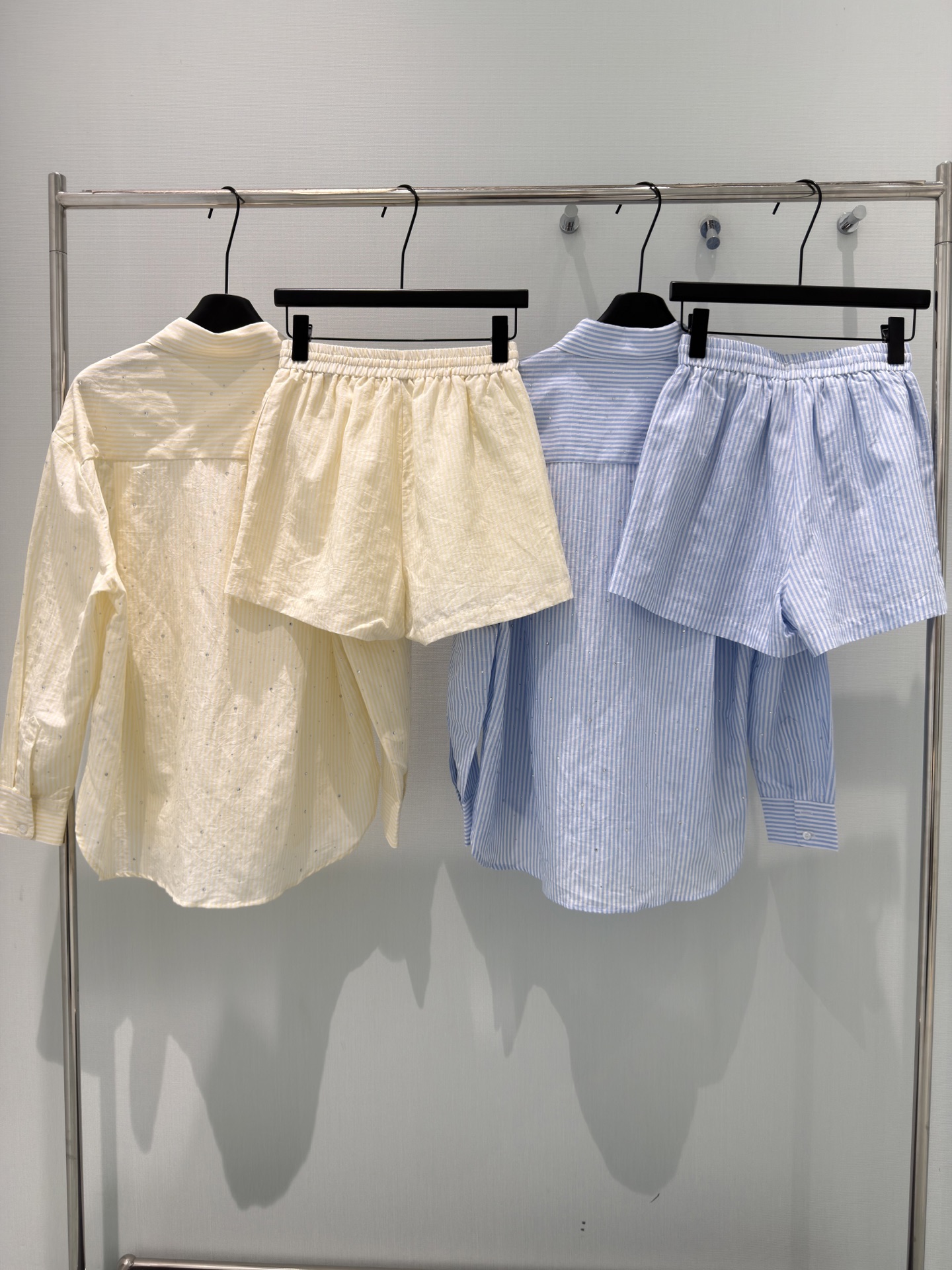 🛒𝐍𝐄𝐖 · 𝟐𝟎𝟐6/爆款现货【春夏上新】设计师｜26新品烫钻衬衫短裤套装！高端定制衬衫，搭配刺绣短裤
