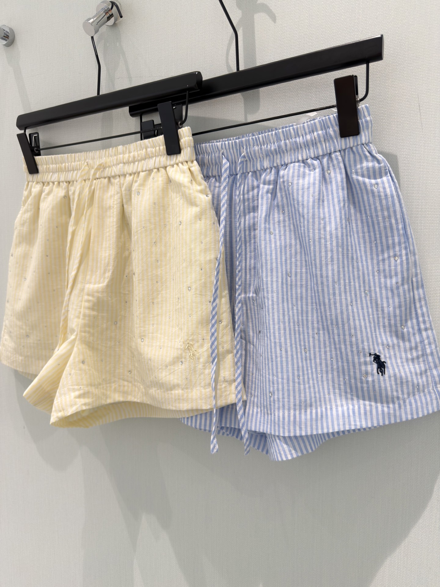 🛒𝐍𝐄𝐖 · 𝟐𝟎𝟐6/爆款现货【春夏上新】设计师｜26新品烫钻衬衫短裤套装！高端定制衬衫，搭配刺绣短裤