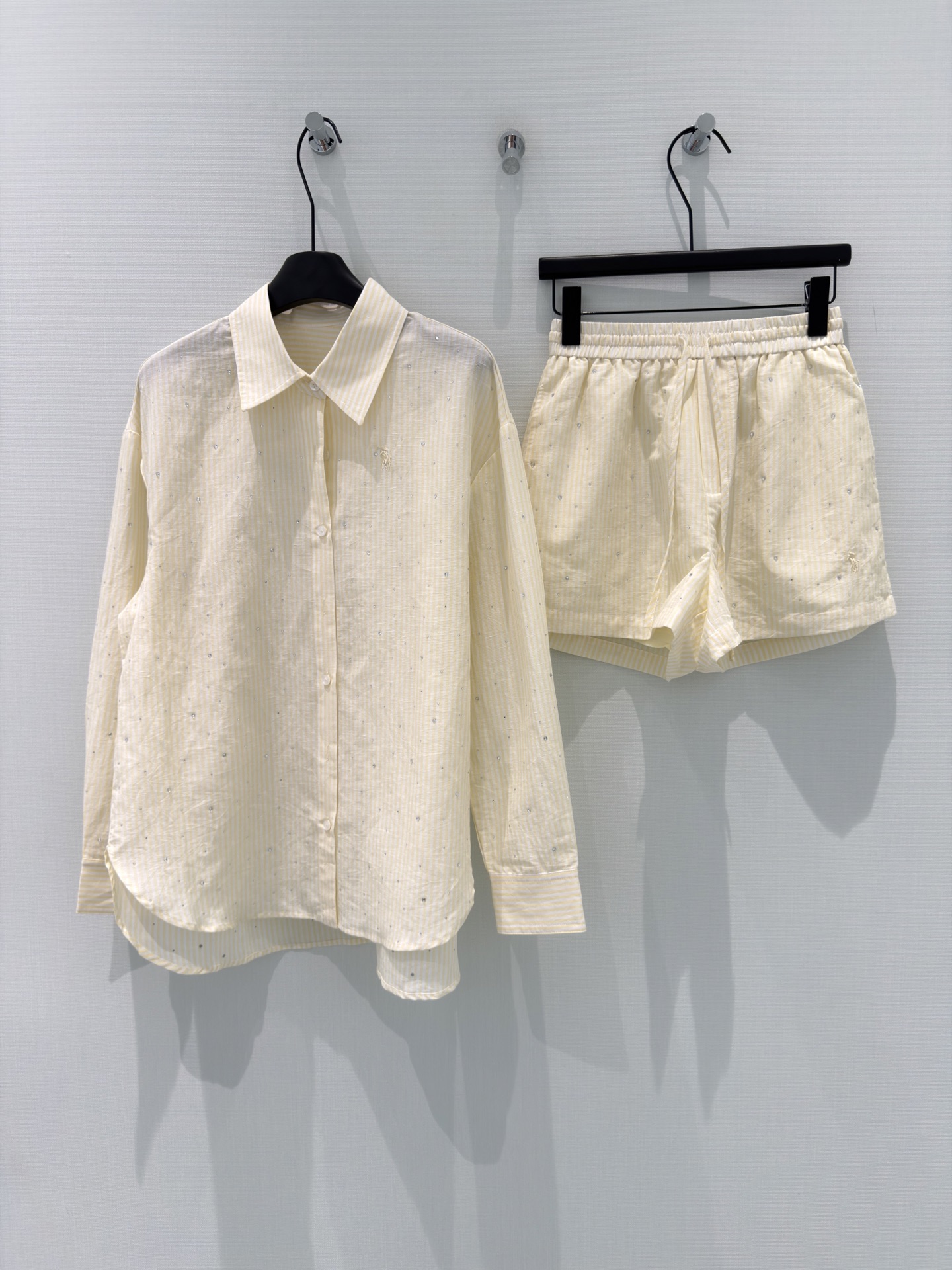 🛒𝐍𝐄𝐖 · 𝟐𝟎𝟐6/爆款现货【春夏上新】设计师｜26新品烫钻衬衫短裤套装！高端定制衬衫，搭配刺绣短裤