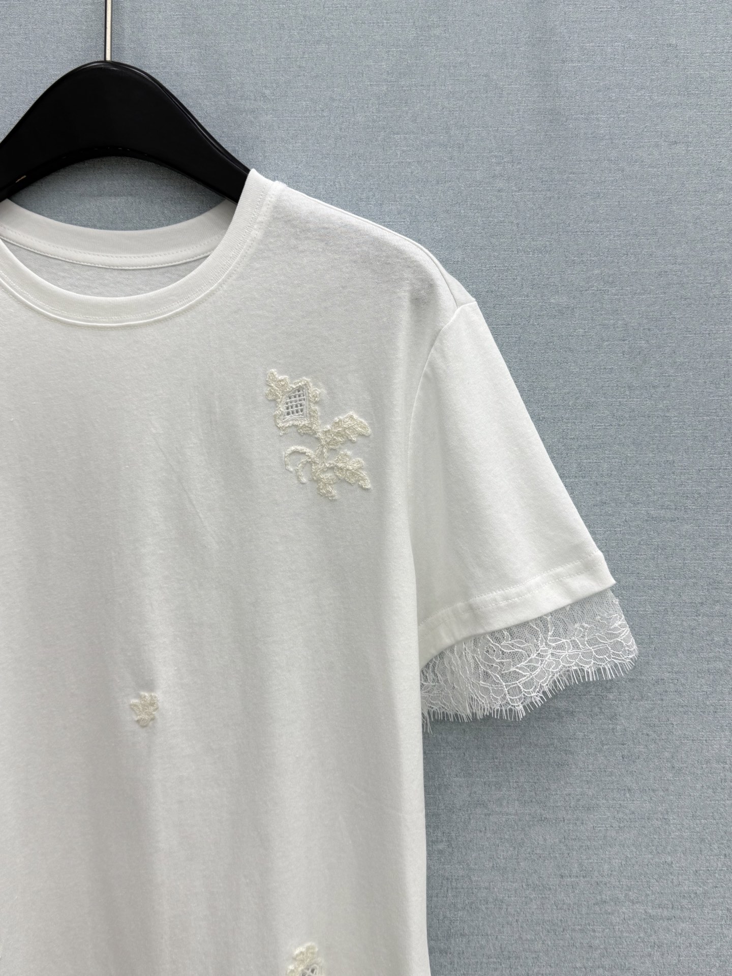 🛒𝐍𝐄𝐖 · 𝟐𝟎𝟐6/爆款现货原单品质 小众*｜26新品蕾丝水溶拼接T恤精致版型上身巨显瘦！定制最新工