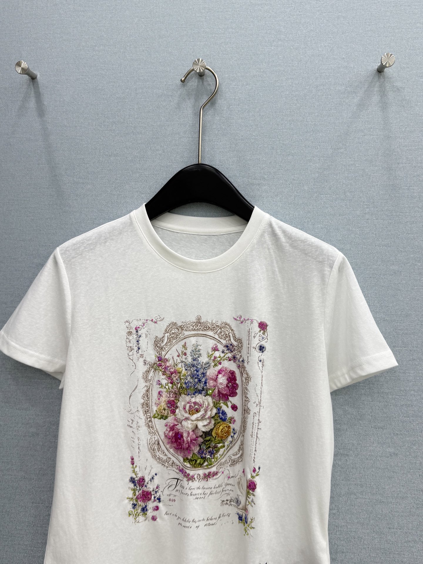 🛒𝐍𝐄𝐖 · 𝟐𝟎𝟐6/爆款现货原单品质 小众*｜精致印花订珠短袖T恤高订面料 亲肤透气舒适标志性字母图