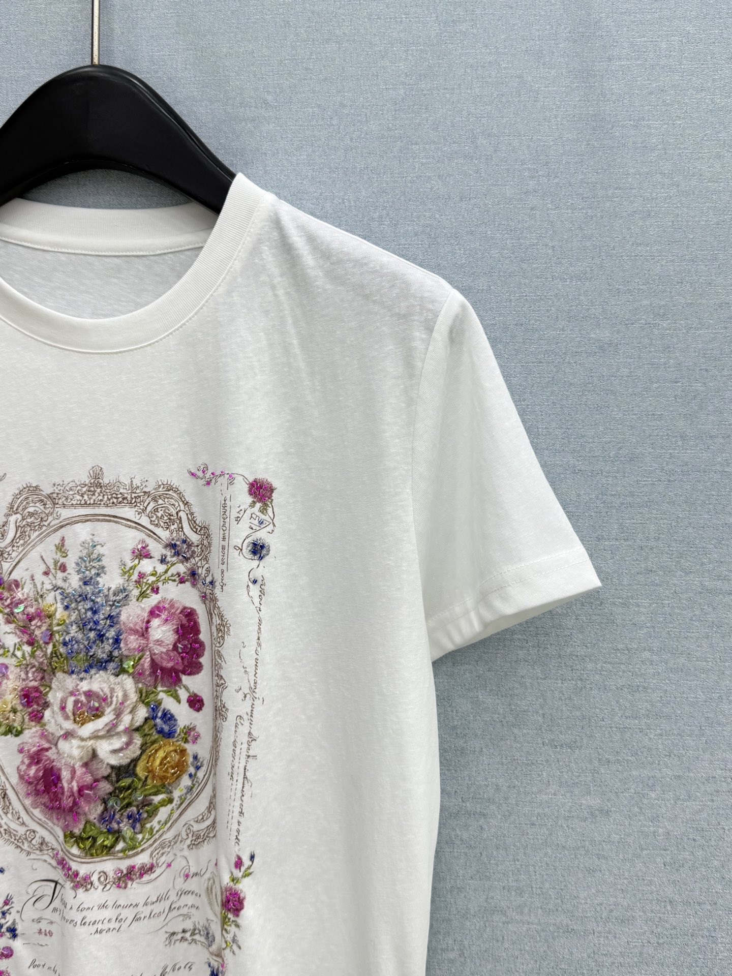 🛒𝐍𝐄𝐖 · 𝟐𝟎𝟐6/爆款现货原单品质 小众*｜精致印花订珠短袖T恤高订面料 亲肤透气舒适标志性字母图