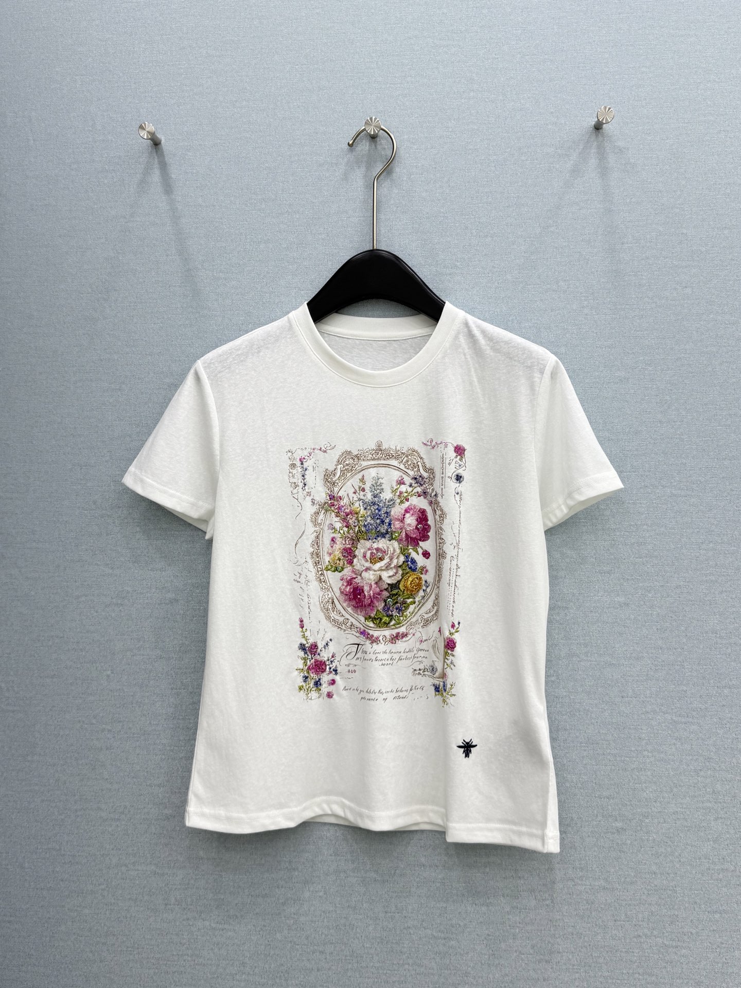 🛒𝐍𝐄𝐖 · 𝟐𝟎𝟐6/爆款现货原单品质 小众*｜精致印花订珠短袖T恤高订面料 亲肤透气舒适标志性字母图
