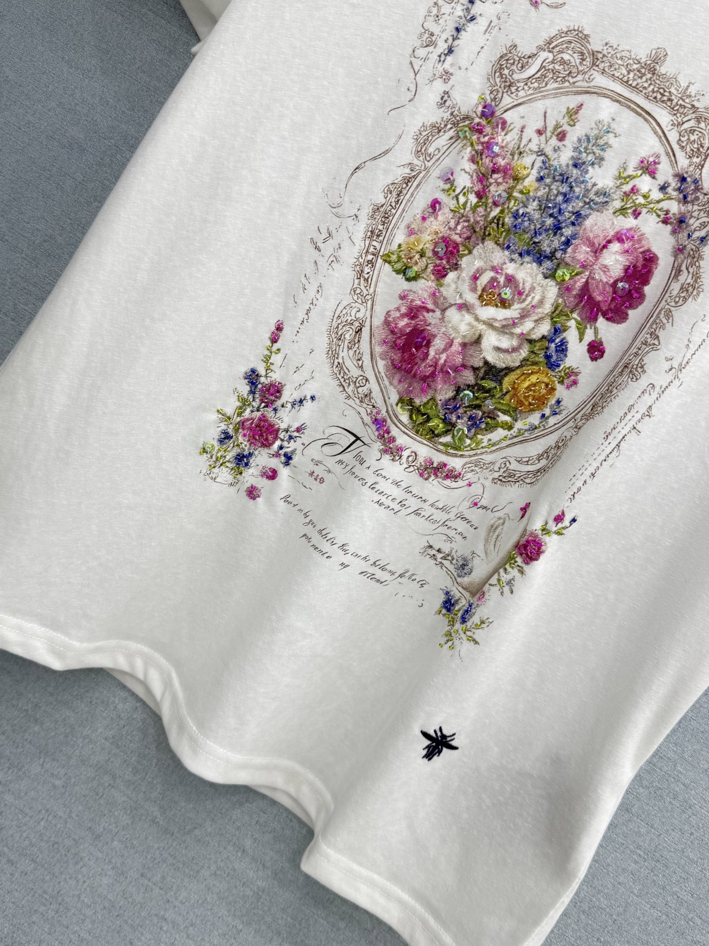 🛒𝐍𝐄𝐖 · 𝟐𝟎𝟐6/爆款现货原单品质 小众*｜精致印花订珠短袖T恤高订面料 亲肤透气舒适标志性字母图