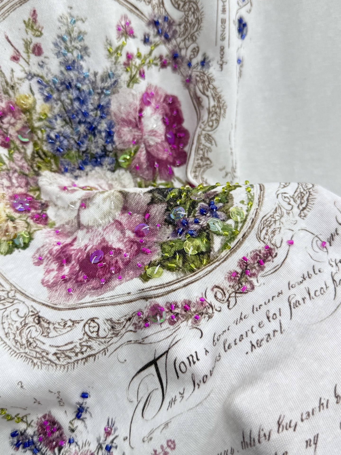 🛒𝐍𝐄𝐖 · 𝟐𝟎𝟐6/爆款现货原单品质 小众*｜精致印花订珠短袖T恤高订面料 亲肤透气舒适标志性字母图