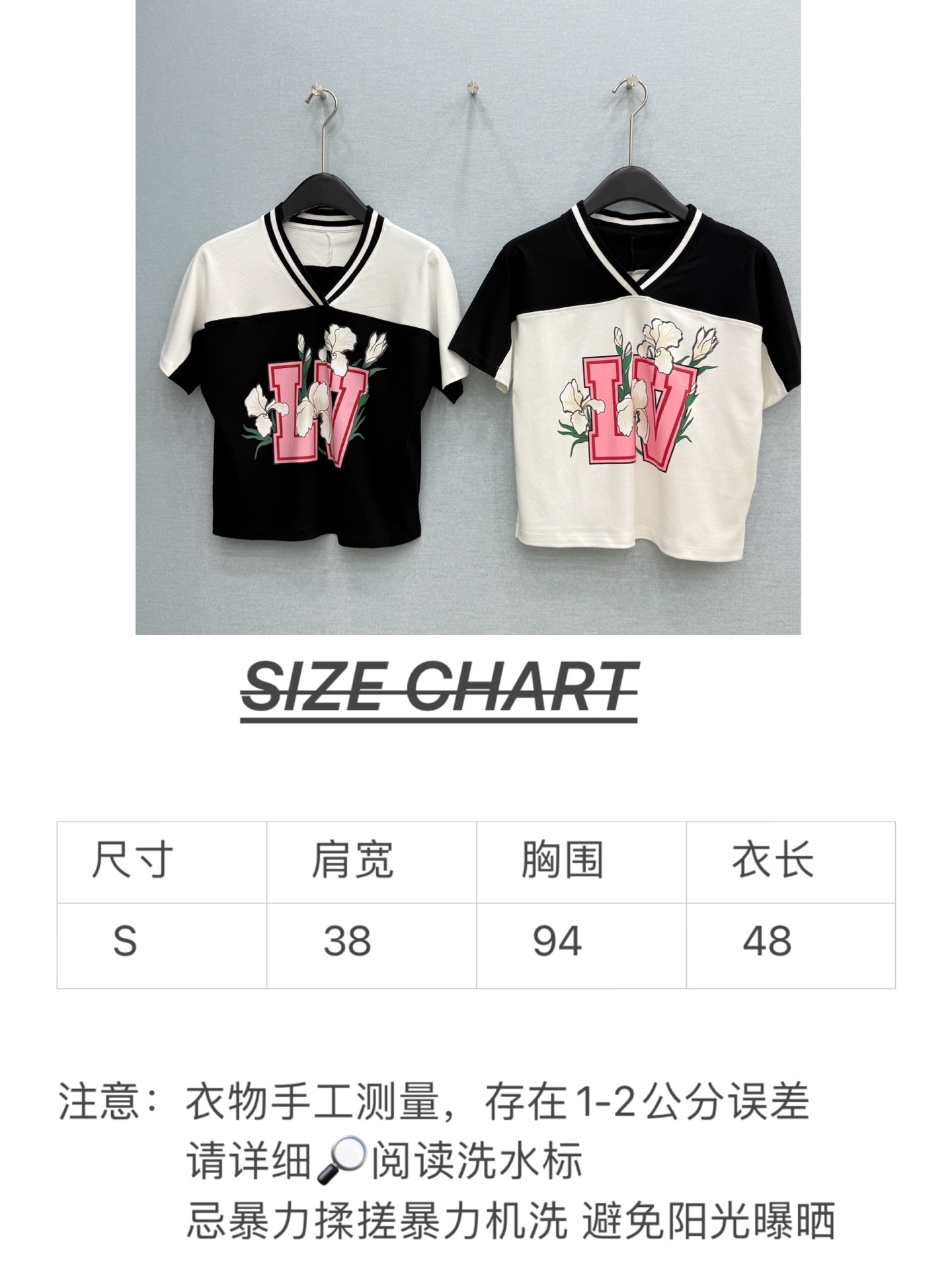 🛒𝐍𝐄𝐖 · 𝟐𝟎𝟐6/爆款现货【春夏上新】 Lou* V｜2026新款织带V领短袖T恤高订面料，百搭版