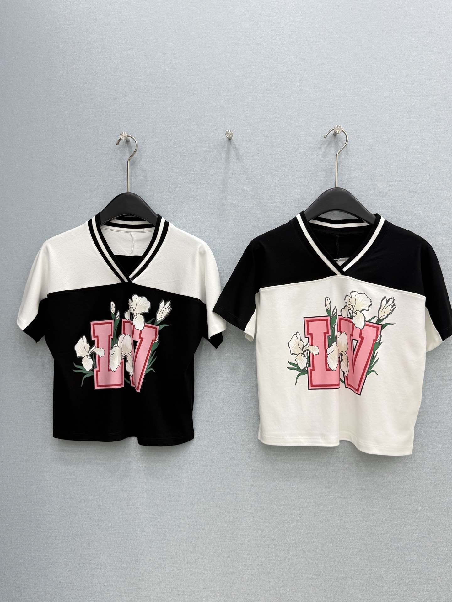 🛒𝐍𝐄𝐖 · 𝟐𝟎𝟐6/爆款现货【春夏上新】 Lou* V｜2026新款织带V领短袖T恤高订面料，百搭版