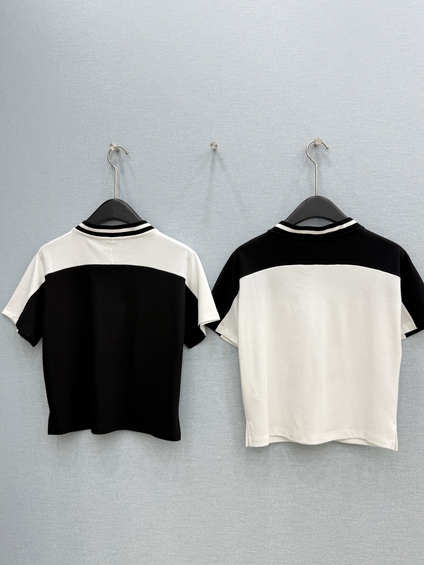 🛒𝐍𝐄𝐖 · 𝟐𝟎𝟐6/爆款现货【春夏上新】 Lou* V｜2026新款织带V领短袖T恤高订面料，百搭版