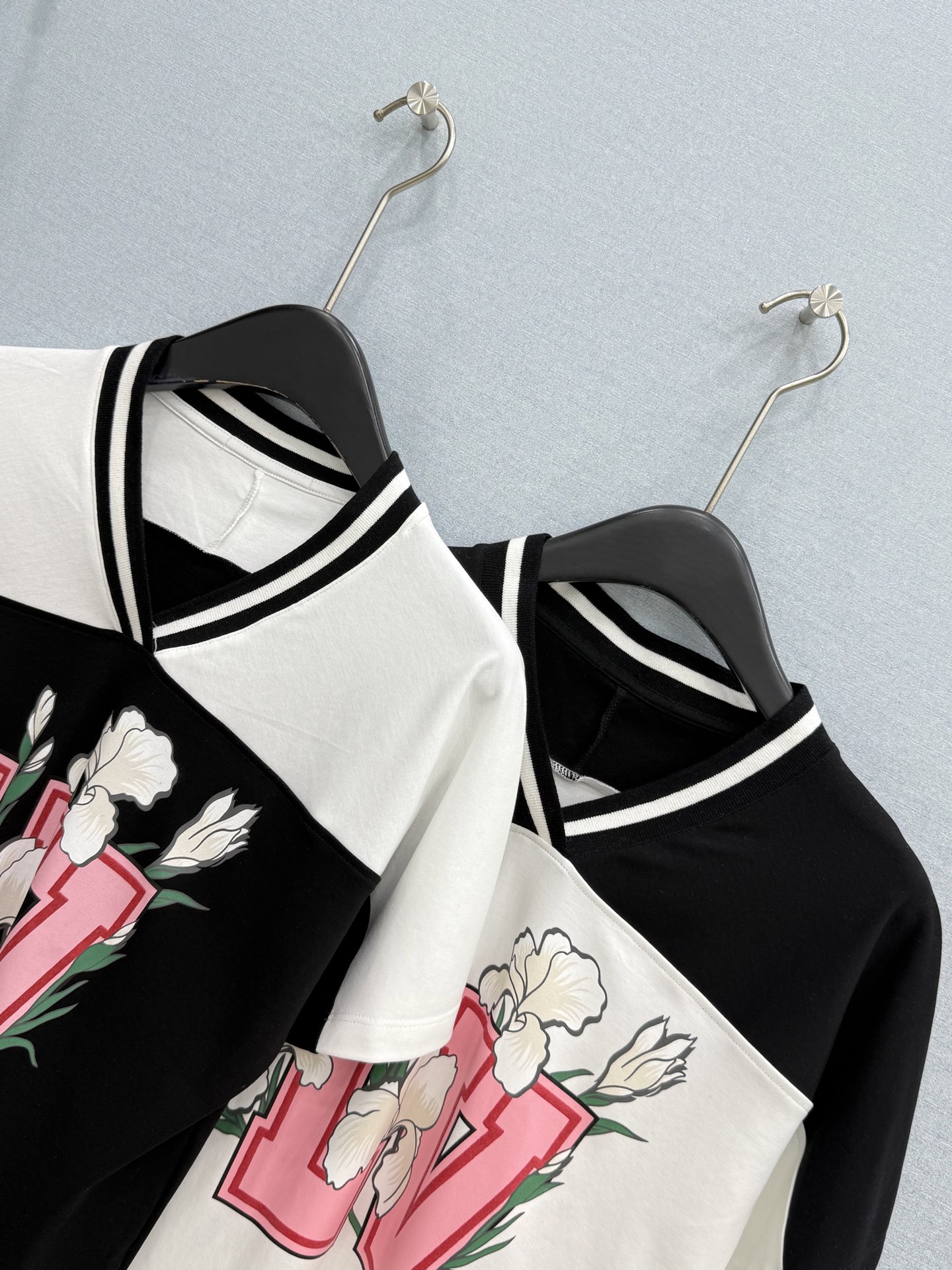 🛒𝐍𝐄𝐖 · 𝟐𝟎𝟐6/爆款现货【春夏上新】 Lou* V｜2026新款织带V领短袖T恤高订面料，百搭版