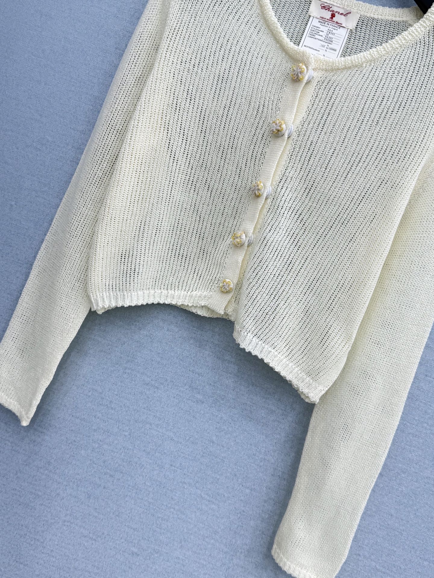 🛒𝐍𝐄𝐖 · 𝟐𝟎𝟐6/爆款现货设计师 小众｜26新品圆领钩花针织开衫王炸单品，精致常规版型上身巨显瘦！