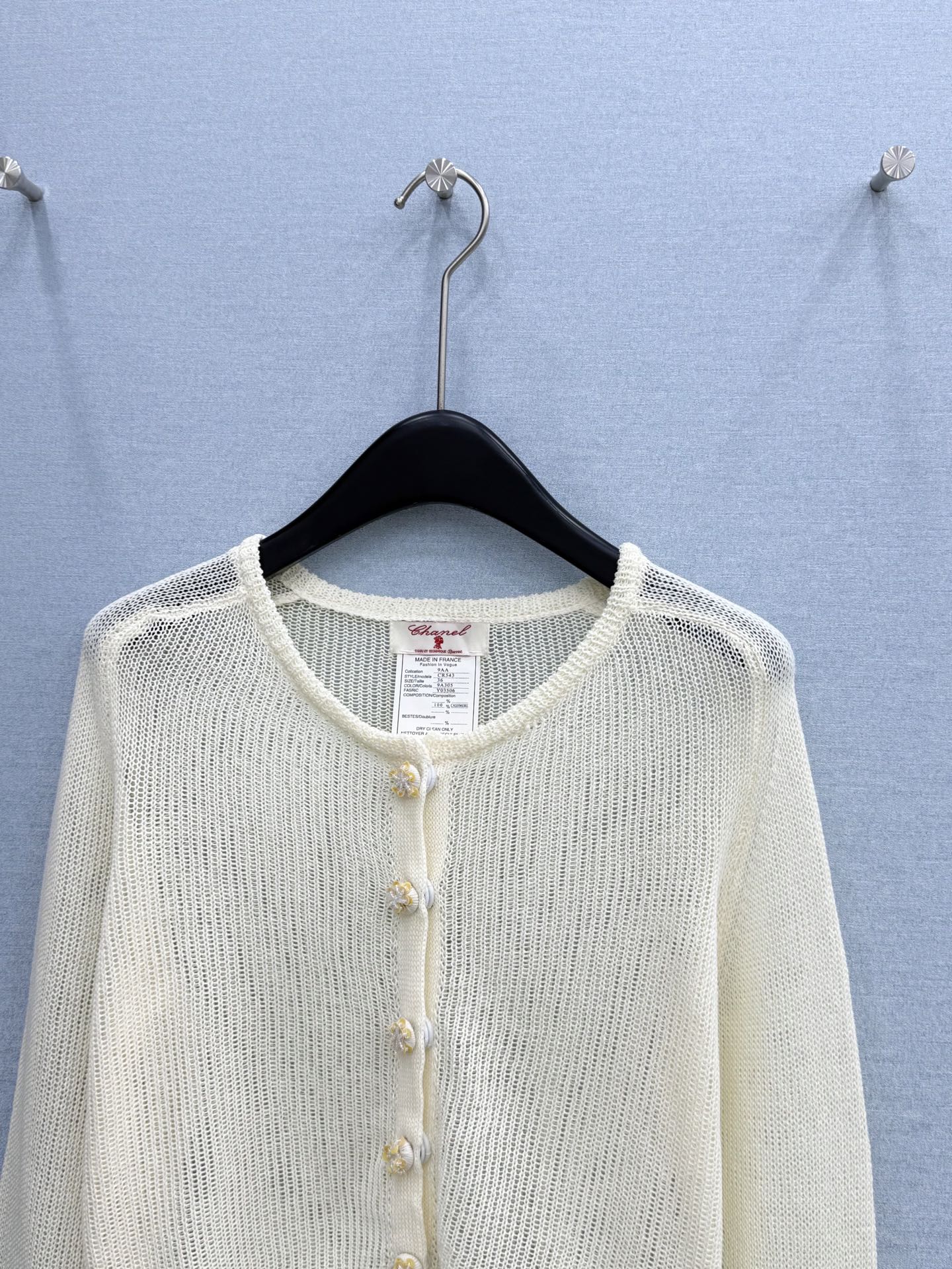 🛒𝐍𝐄𝐖 · 𝟐𝟎𝟐6/爆款现货设计师 小众｜26新品圆领钩花针织开衫王炸单品，精致常规版型上身巨显瘦！