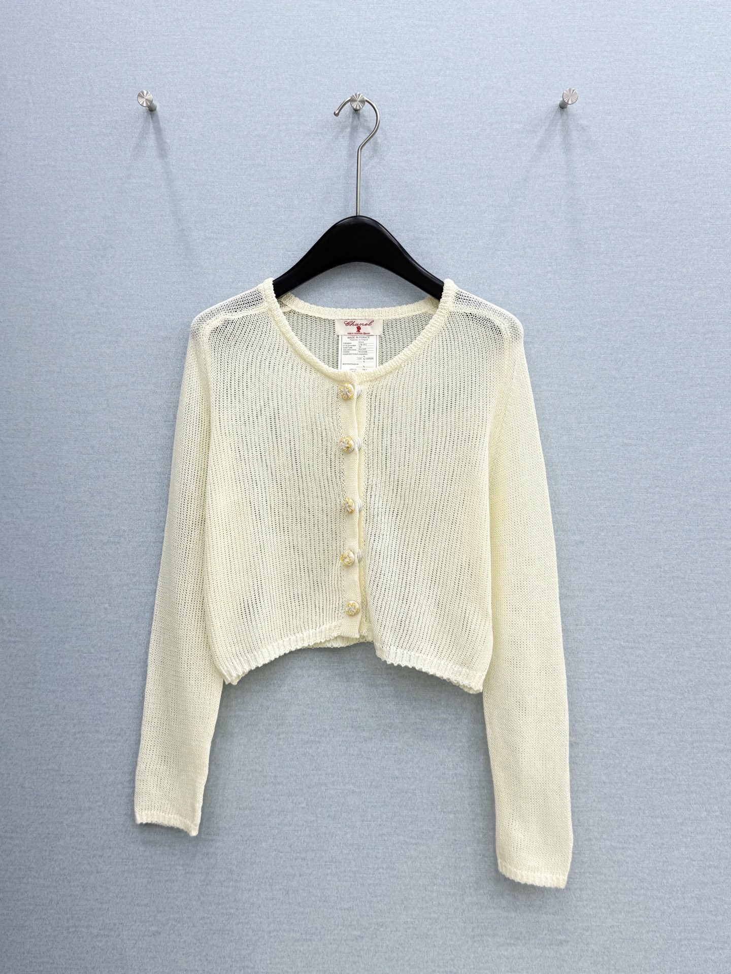 🛒𝐍𝐄𝐖 · 𝟐𝟎𝟐6/爆款现货设计师 小众｜26新品圆领钩花针织开衫王炸单品，精致常规版型上身巨显瘦！