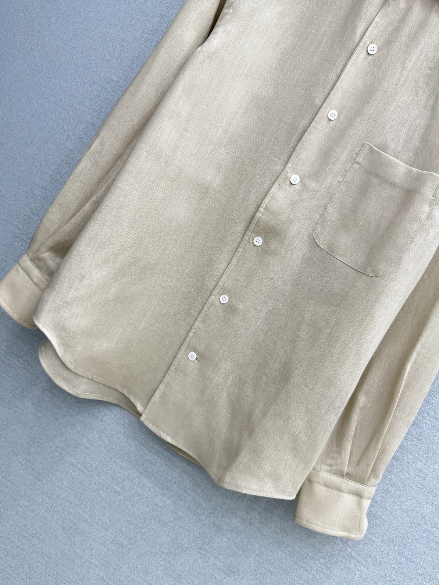 26春夏新品 亚麻贝壳扣衬衫面料:100%亚麻 亲肤不扎，垂坠抗皱； 经典André宽翻领，利落又松弛；