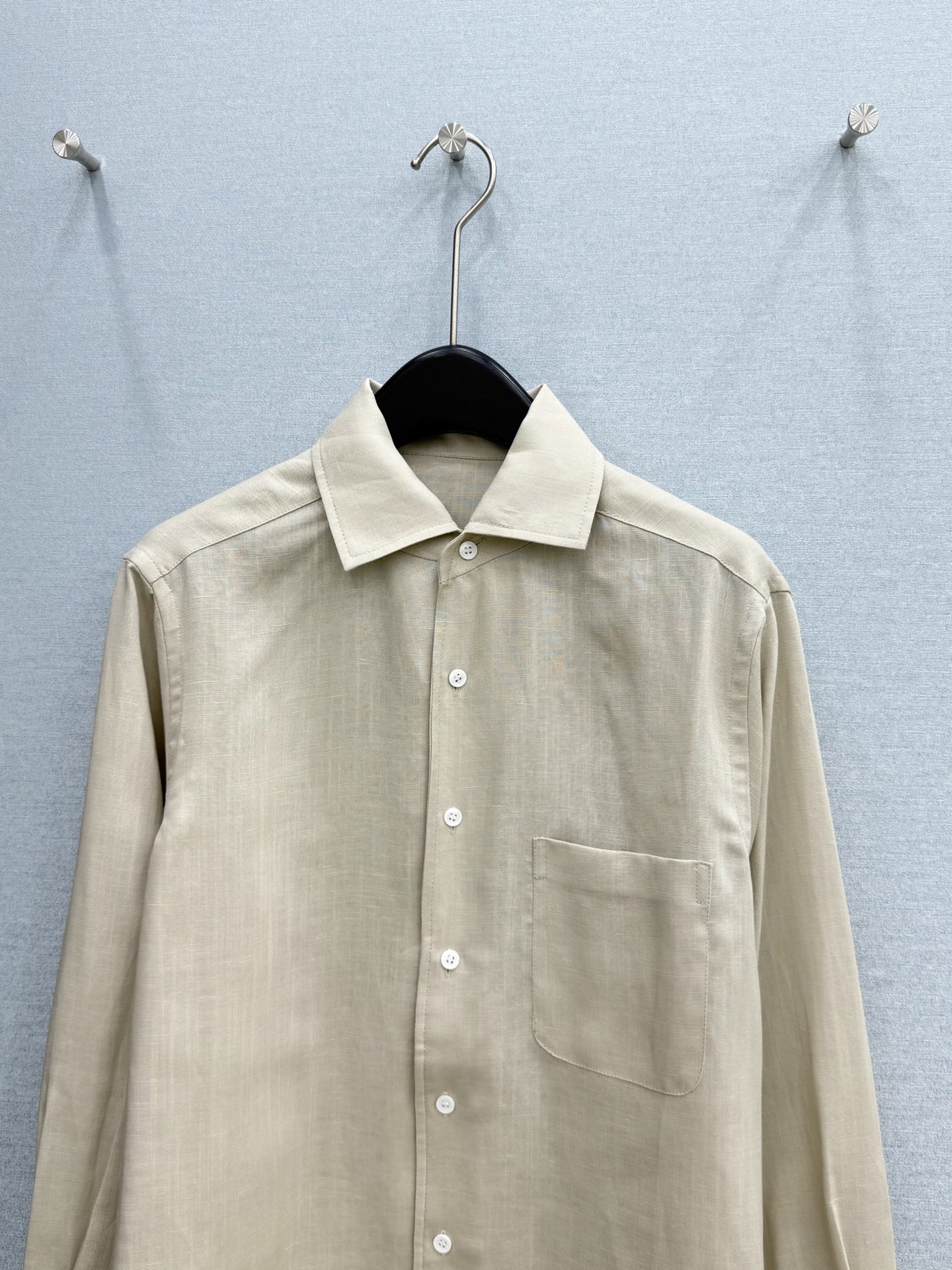 26春夏新品 亚麻贝壳扣衬衫面料:100%亚麻 亲肤不扎，垂坠抗皱； 经典André宽翻领，利落又松弛；
