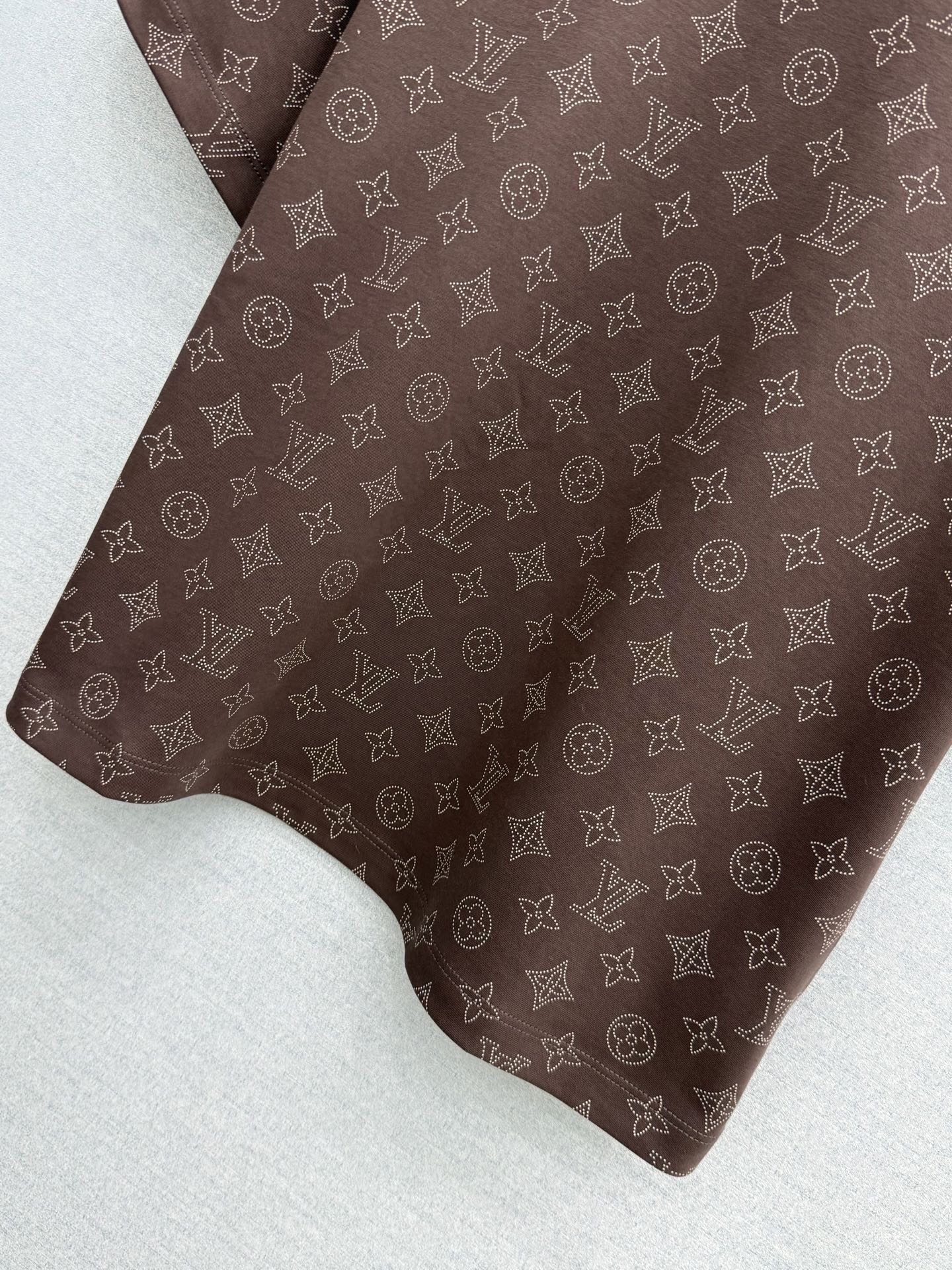 🛒𝐍𝐄𝐖 · 𝟐𝟎𝟐6/爆款现货原单品质 Lou *｜精致印花短袖T恤高订面料 亲肤透气舒适标志性字母图