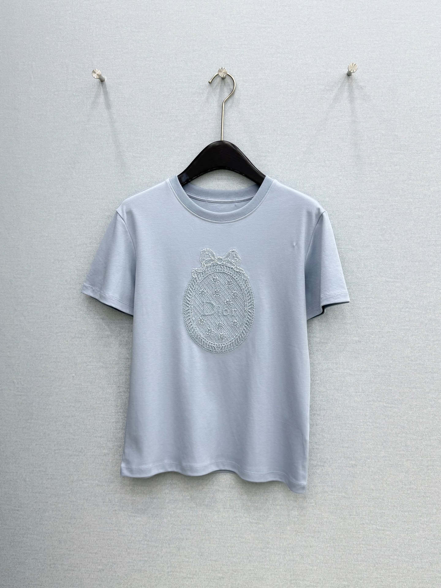 🛒𝐍𝐄𝐖 · 𝟐𝟎𝟐6/爆款现货原单品质 Dio* *｜精致刺绣短袖T恤高订面料 亲肤透气舒适标志性字母