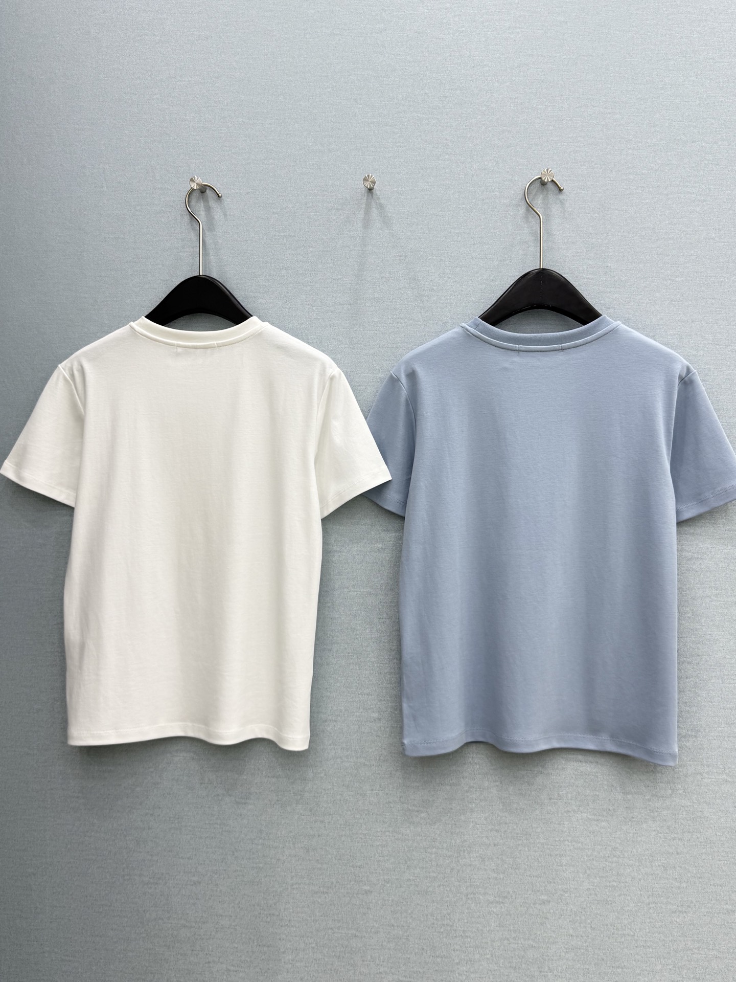 🛒𝐍𝐄𝐖 · 𝟐𝟎𝟐6/爆款现货原单品质 Dio* *｜精致刺绣短袖T恤高订面料 亲肤透气舒适标志性字母