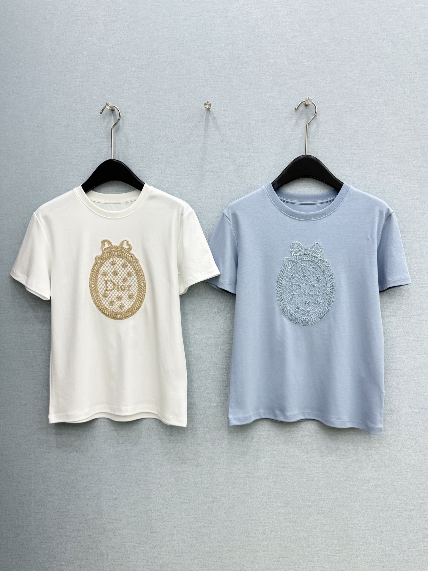 🛒𝐍𝐄𝐖 · 𝟐𝟎𝟐6/爆款现货原单品质 Dio* *｜精致刺绣短袖T恤高订面料 亲肤透气舒适标志性字母