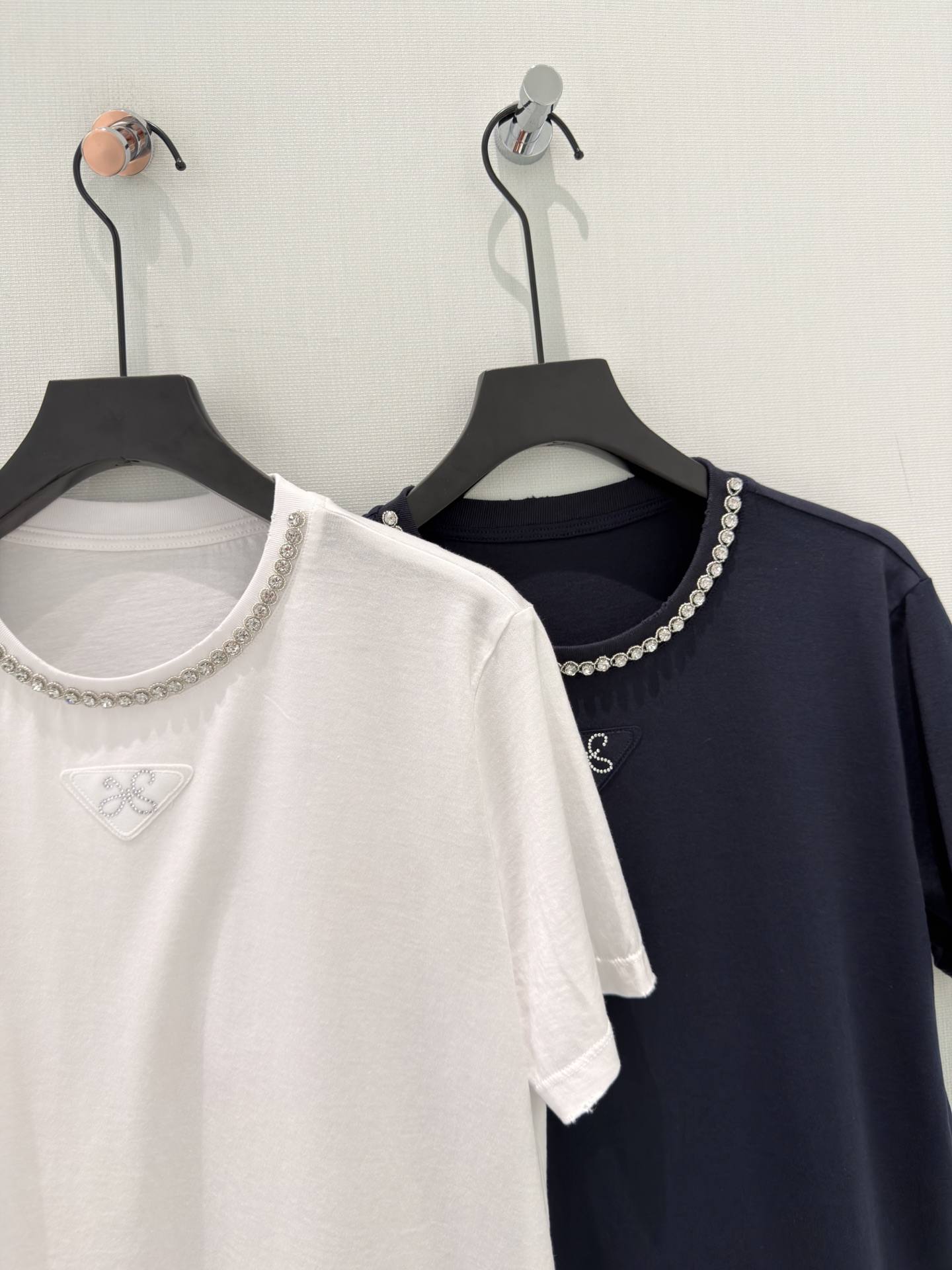 🛒𝐍𝐄𝐖 · 𝟐𝟎𝟐6/爆款现货原创 设计师｜手工订钻短袖T恤高订面料 亲肤透气舒适标志性腰线 低调奢华