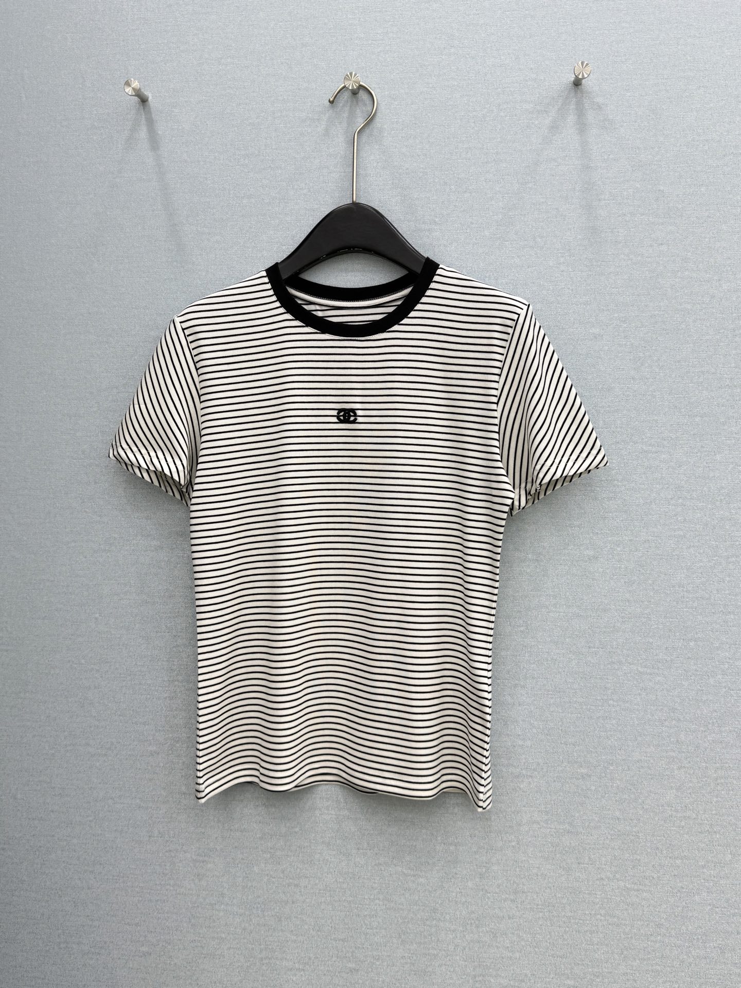 🛒𝐍𝐄𝐖 · 𝟐𝟎𝟐6/爆款现货原单品质 Ch*｜精致刺绣短袖条纹T恤高订面料 亲肤透气舒适标志性字母图