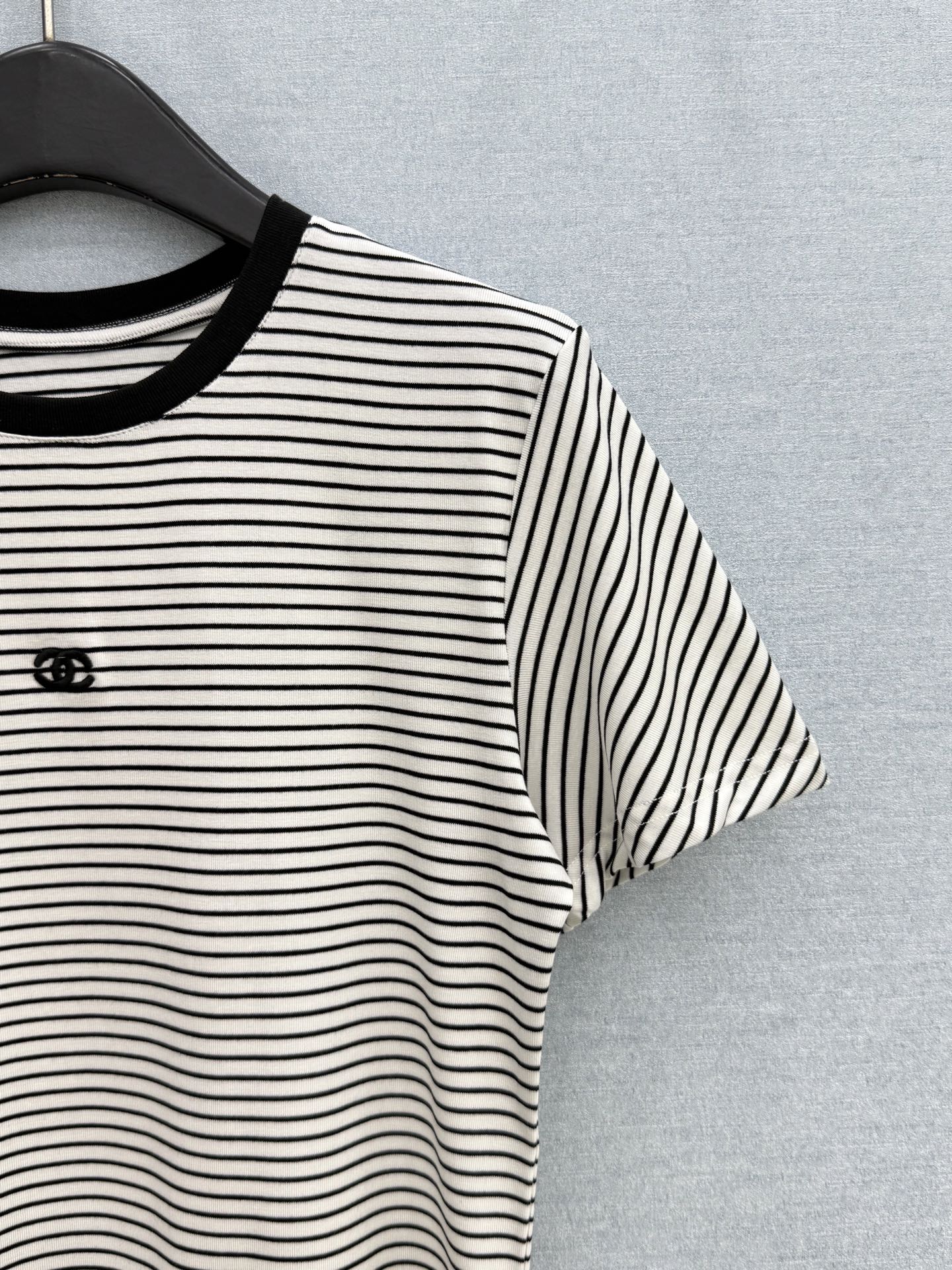 🛒𝐍𝐄𝐖 · 𝟐𝟎𝟐6/爆款现货原单品质 Ch*｜精致刺绣短袖条纹T恤高订面料 亲肤透气舒适标志性字母图
