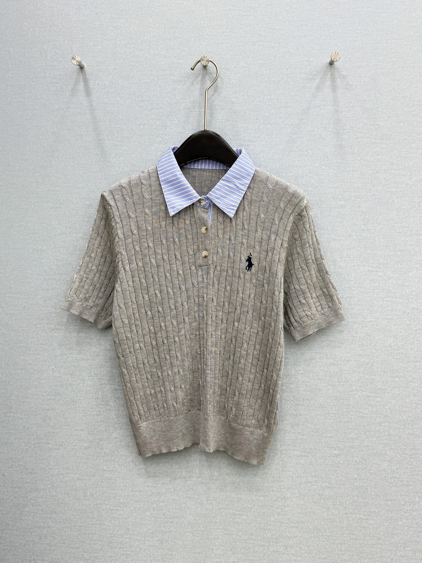 🛒𝐍𝐄𝐖 · 𝟐𝟎𝟐6/爆款现货【原单品质】 小众｜26新品翻领撞色针织衫王炸单品，精致常规版型上身巨显