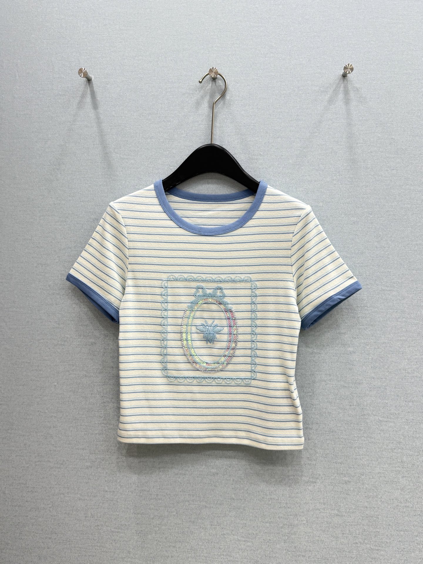 🛒𝐍𝐄𝐖 · 𝟐𝟎𝟐6/爆款现货原单品质 小众*｜精致订珠条纹短袖T恤高订面料 亲肤透气舒适标志性字母图