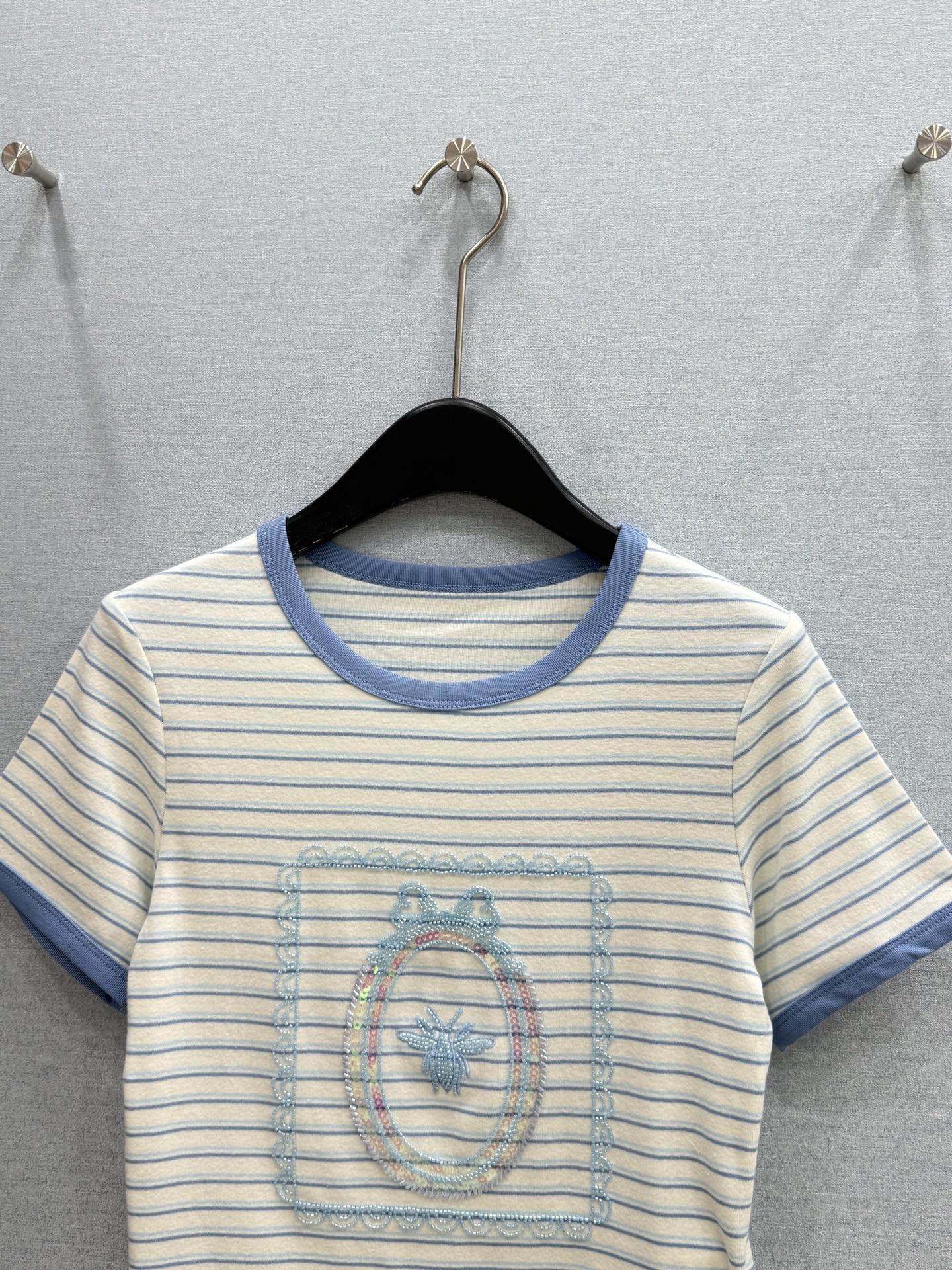 🛒𝐍𝐄𝐖 · 𝟐𝟎𝟐6/爆款现货原单品质 小众*｜精致订珠条纹短袖T恤高订面料 亲肤透气舒适标志性字母图