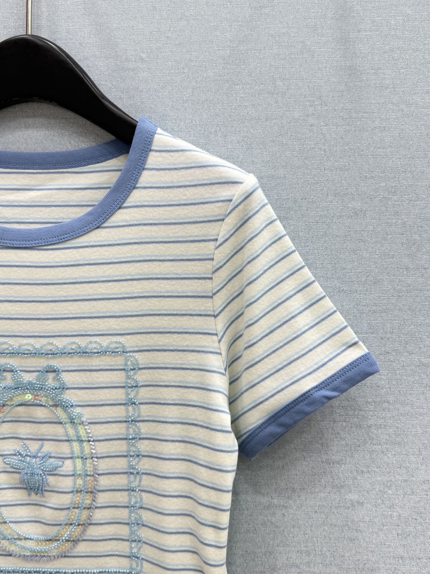 🛒𝐍𝐄𝐖 · 𝟐𝟎𝟐6/爆款现货原单品质 小众*｜精致订珠条纹短袖T恤高订面料 亲肤透气舒适标志性字母图
