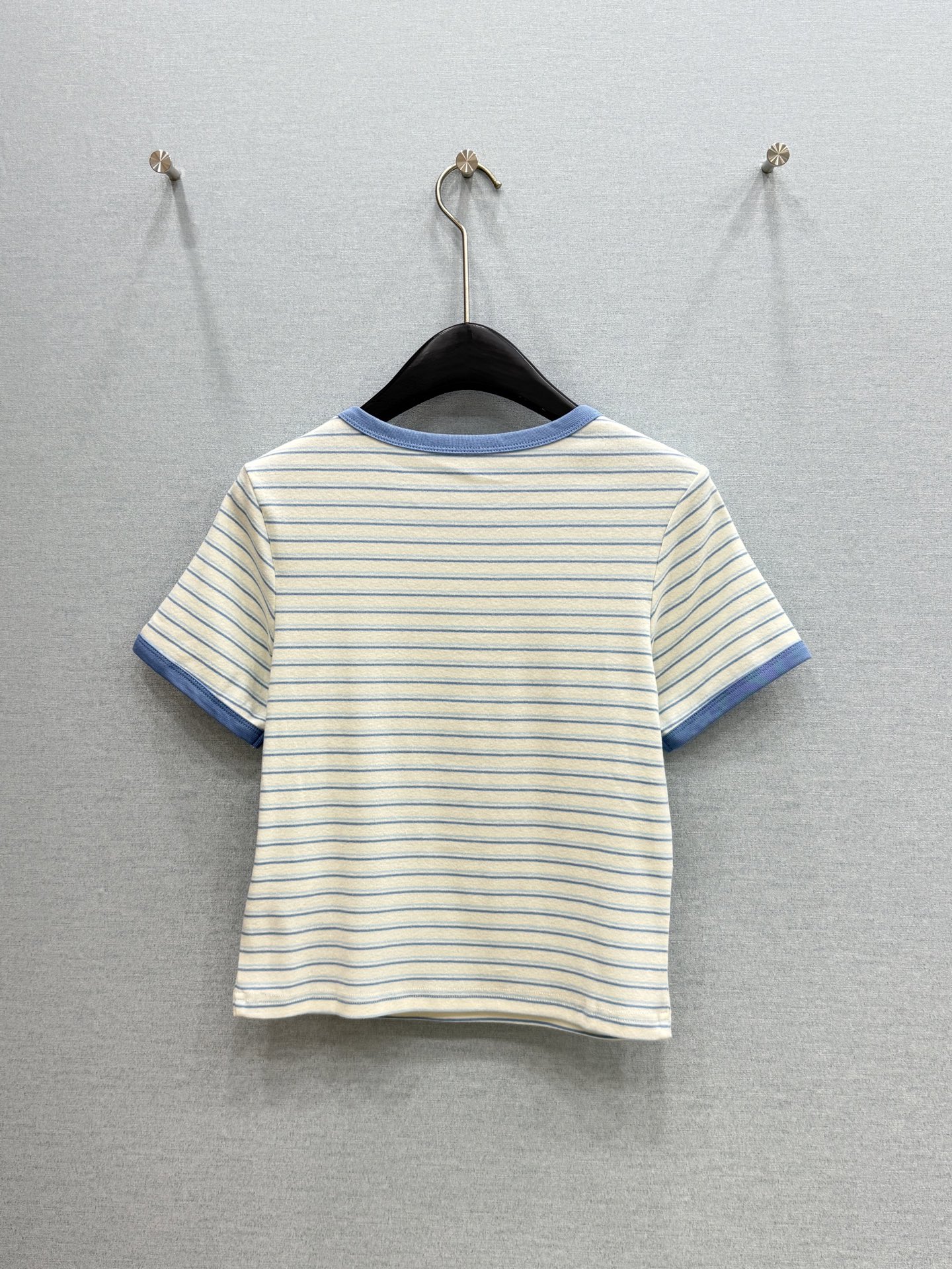 🛒𝐍𝐄𝐖 · 𝟐𝟎𝟐6/爆款现货原单品质 小众*｜精致订珠条纹短袖T恤高订面料 亲肤透气舒适标志性字母图