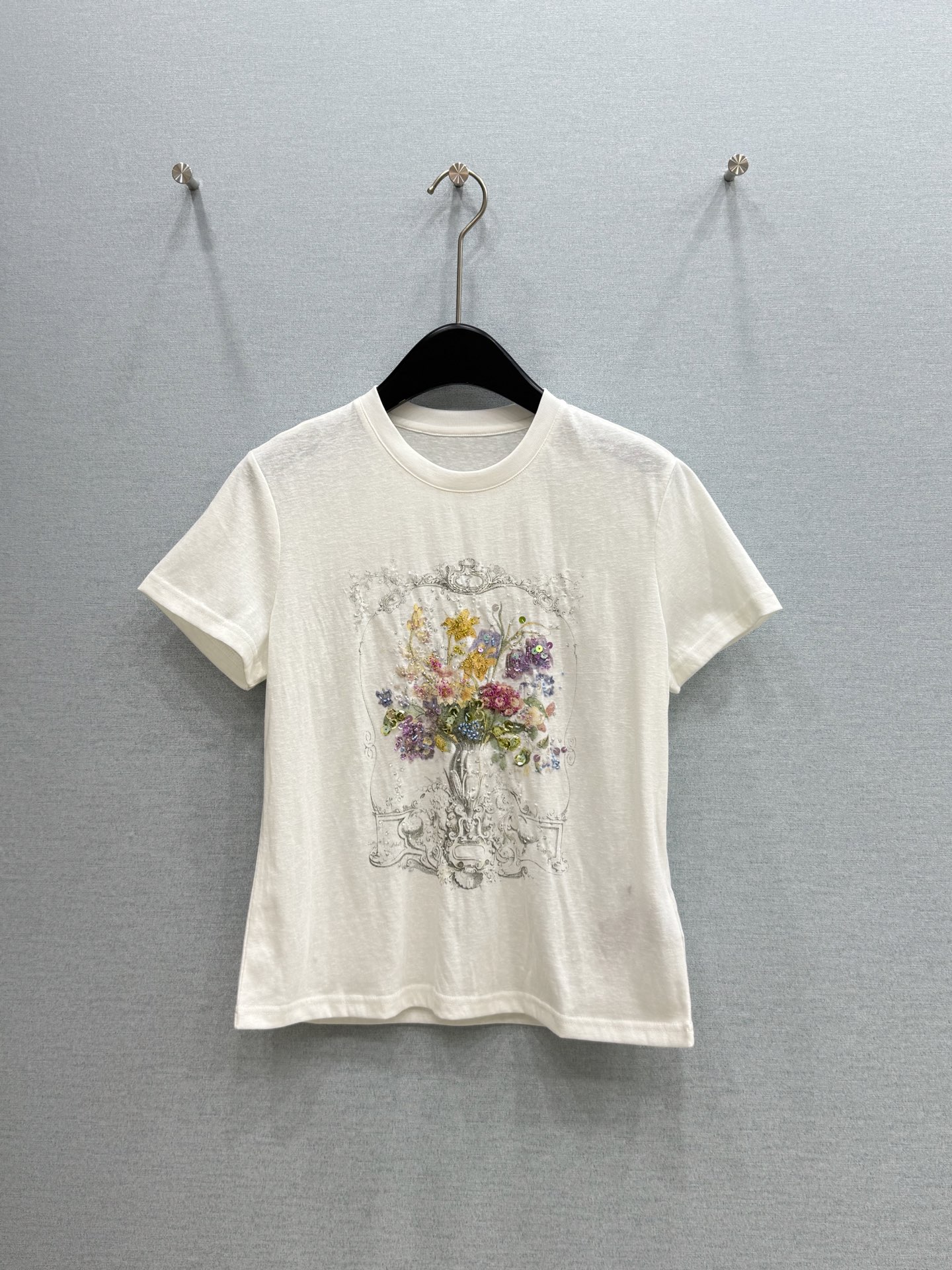 🛒𝐍𝐄𝐖 · 𝟐𝟎𝟐6/爆款现货原单品质 小众*｜精致印花订珠短袖T恤高订面料 亲肤透气舒适标志性字母图