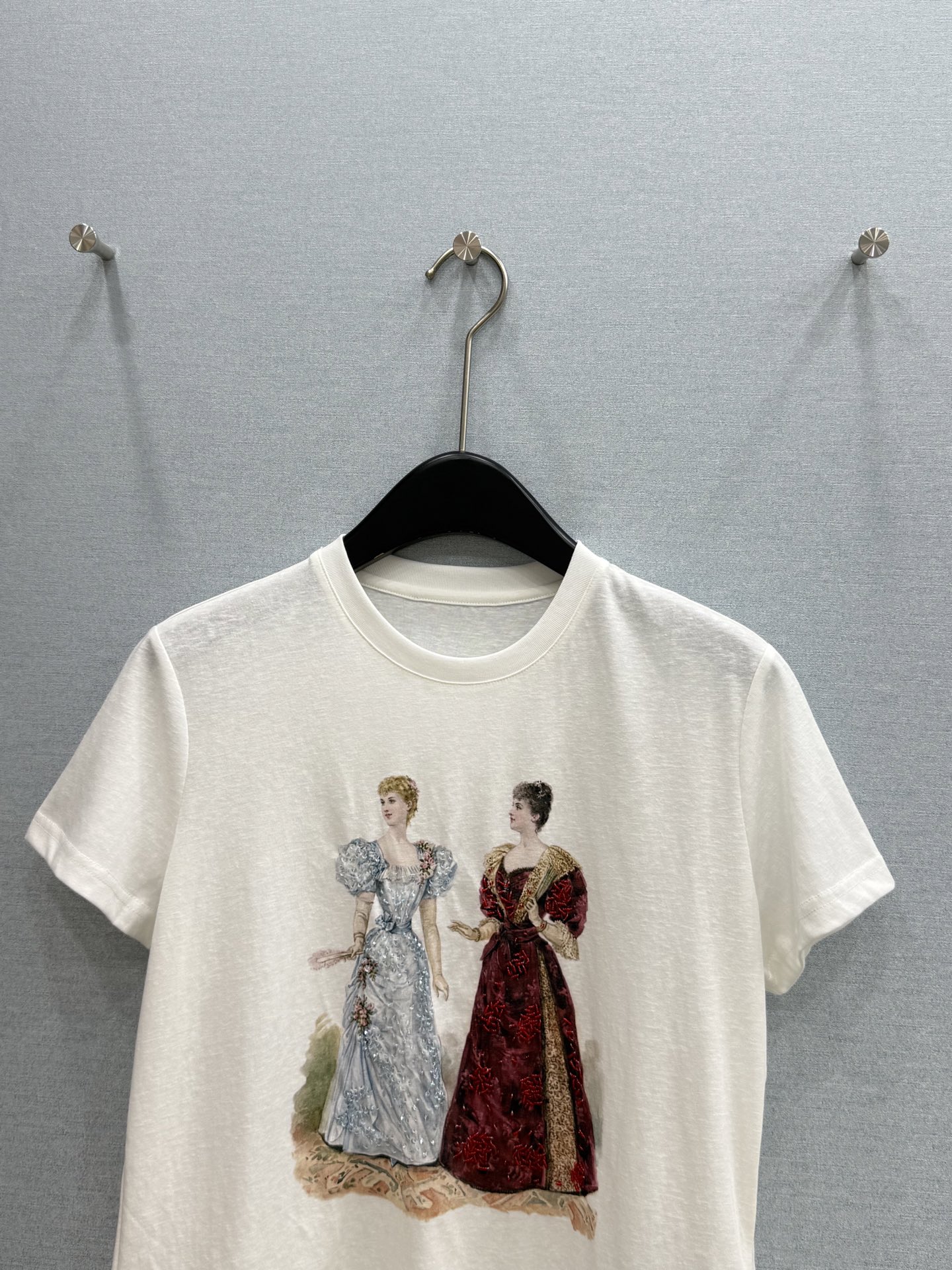 🛒𝐍𝐄𝐖 · 𝟐𝟎𝟐6/爆款现货原单品质 小众*｜精致印花订珠短袖T恤高订面料 亲肤透气舒适标志性字母图