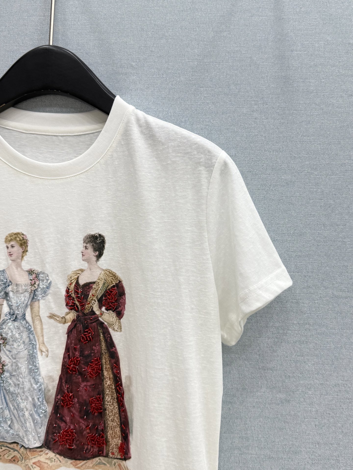 🛒𝐍𝐄𝐖 · 𝟐𝟎𝟐6/爆款现货原单品质 小众*｜精致印花订珠短袖T恤高订面料 亲肤透气舒适标志性字母图
