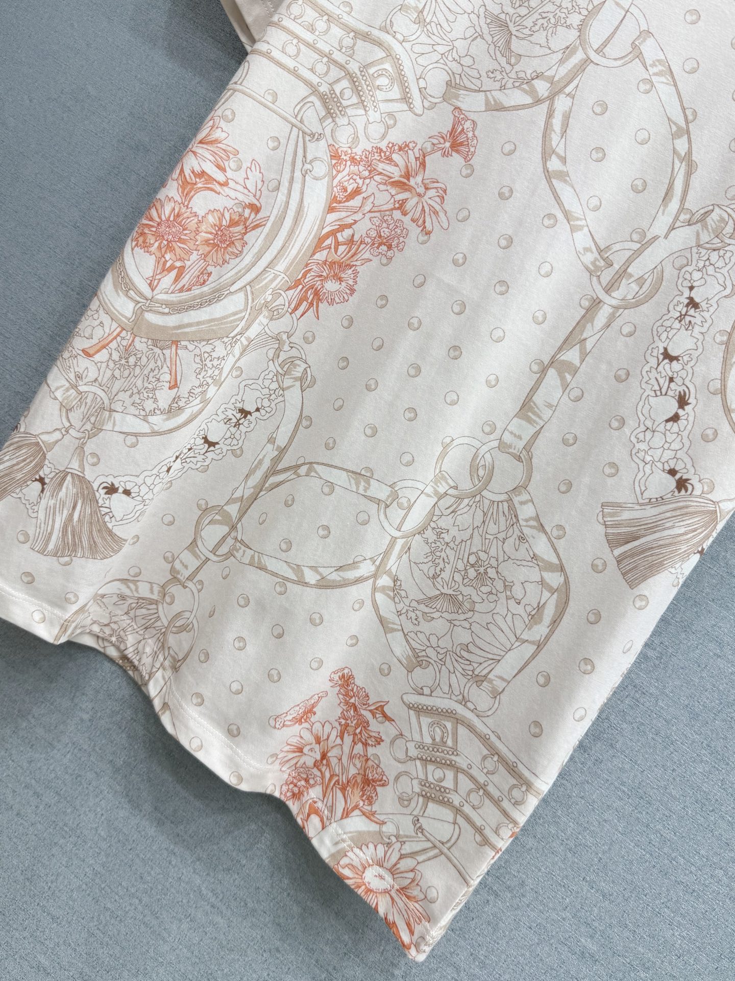 🛒𝐍𝐄𝐖 · 𝟐𝟎𝟐6/爆款现货【春夏上新】 Her*｜2026新款满身撞色印花T恤高订面料，百搭版型 