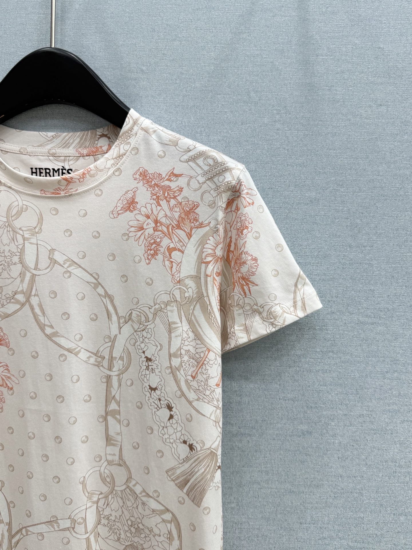 🛒𝐍𝐄𝐖 · 𝟐𝟎𝟐6/爆款现货【春夏上新】 Her*｜2026新款满身撞色印花T恤高订面料，百搭版型 