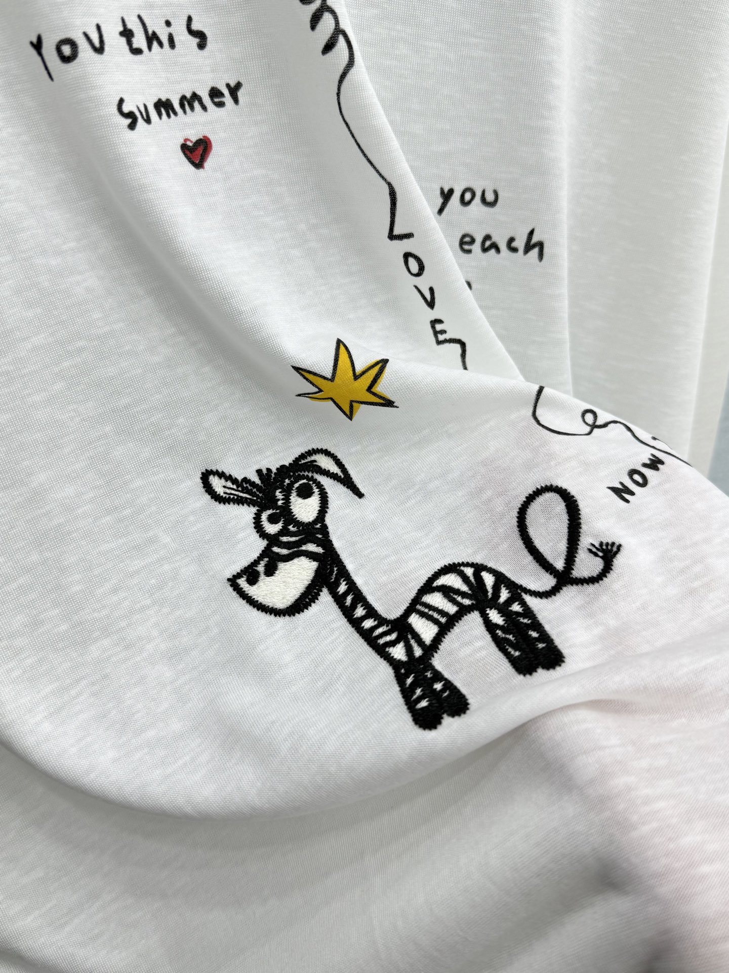 🛒𝐍𝐄𝐖 · 𝟐𝟎𝟐6/爆款现货【春夏上新】 设计师小众｜2026新款印花刺绣防晒长袖T恤高订面料，百搭