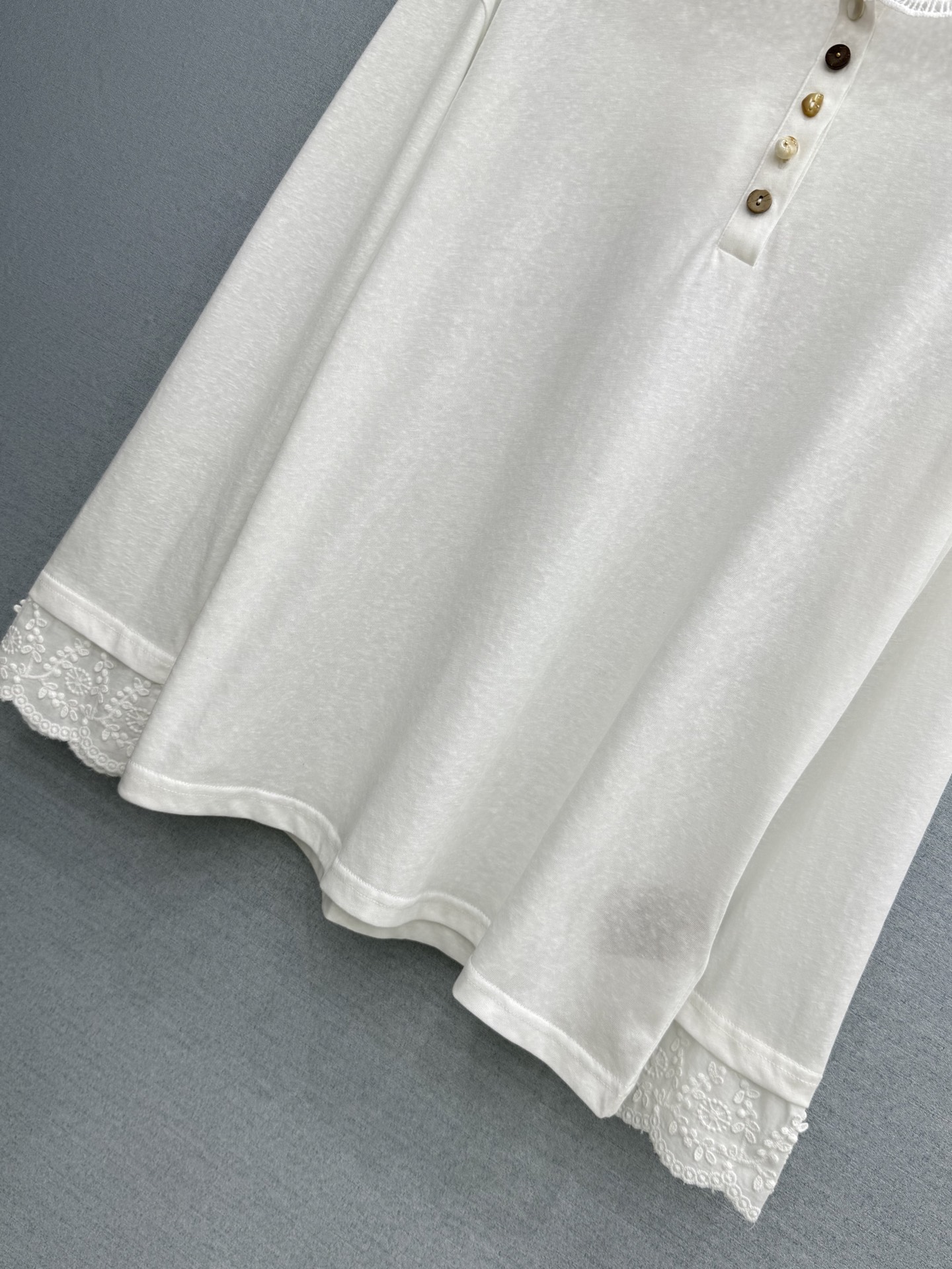 🛒𝐍𝐄𝐖 · 𝟐𝟎𝟐6/爆款现货【春夏上新】 设计师小众｜2026新款蕾丝拼接带帽防晒长袖T恤高订面料，